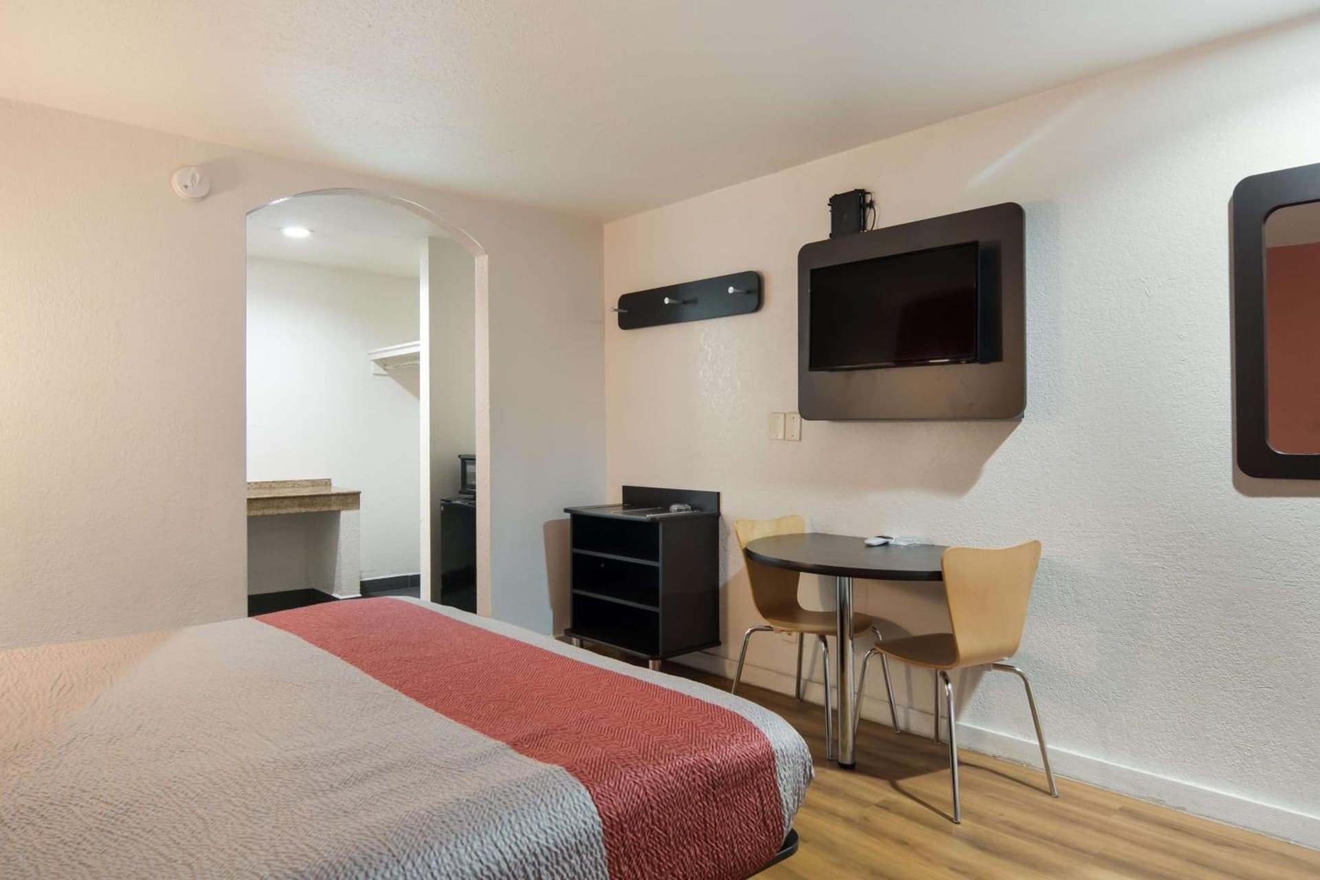Motel 6-Fort Worth, TX - Seminary gallery photo in Fort Worth, TX — image 9