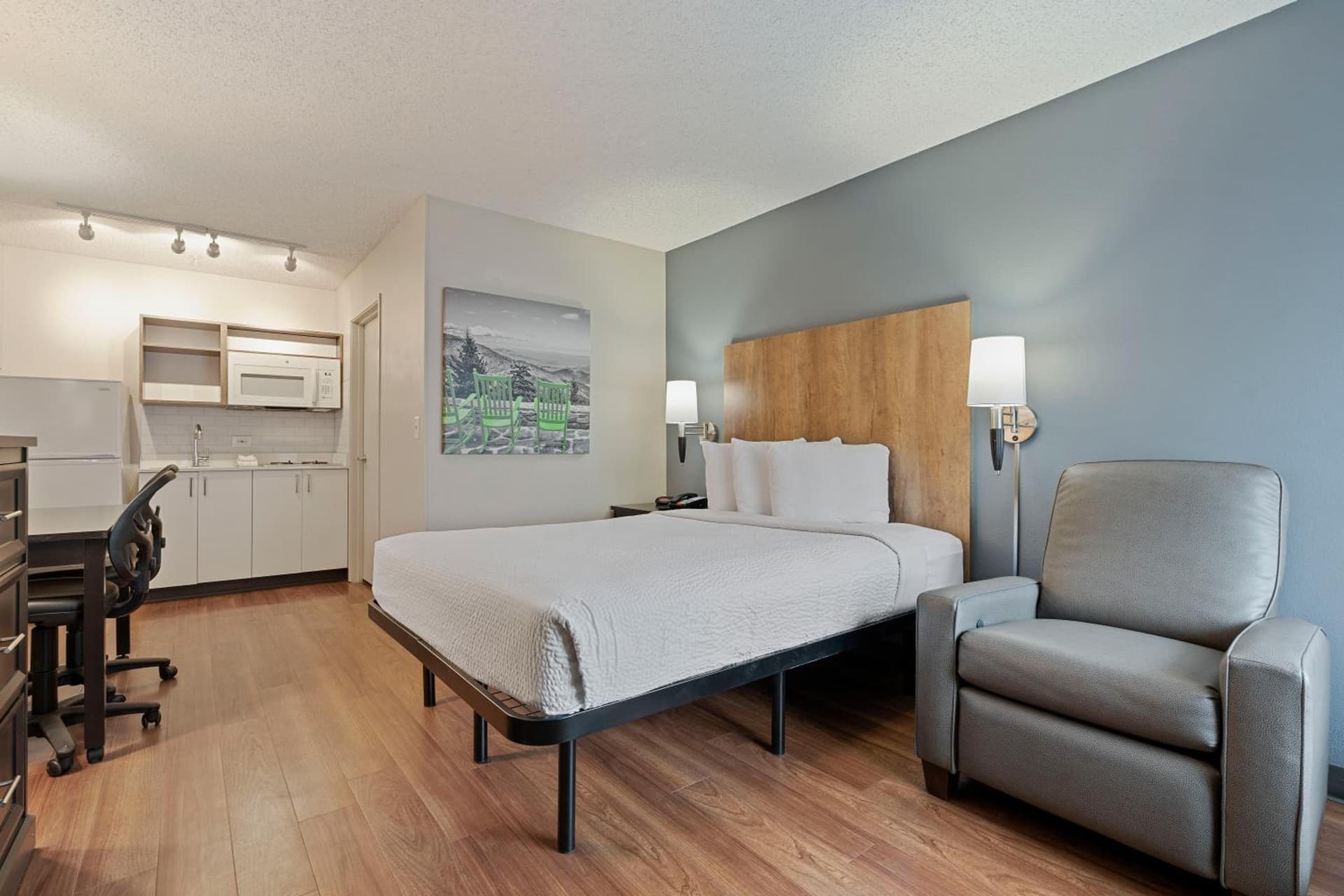 Extended Stay America Suites - Seattle - Redmond gallery photo in Bellevue, WA — image 10
