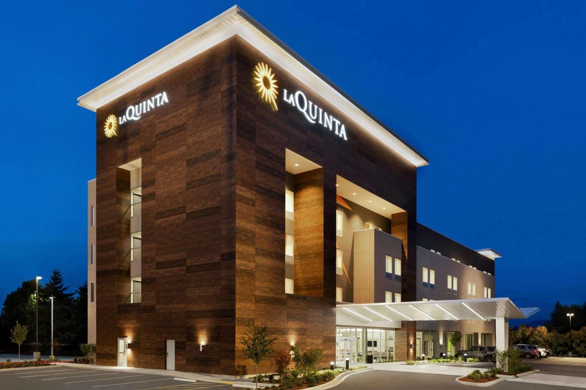 La Quinta Inn & Suites by Wyndham Burlington interior in Burlington, WA — gallery photo 2