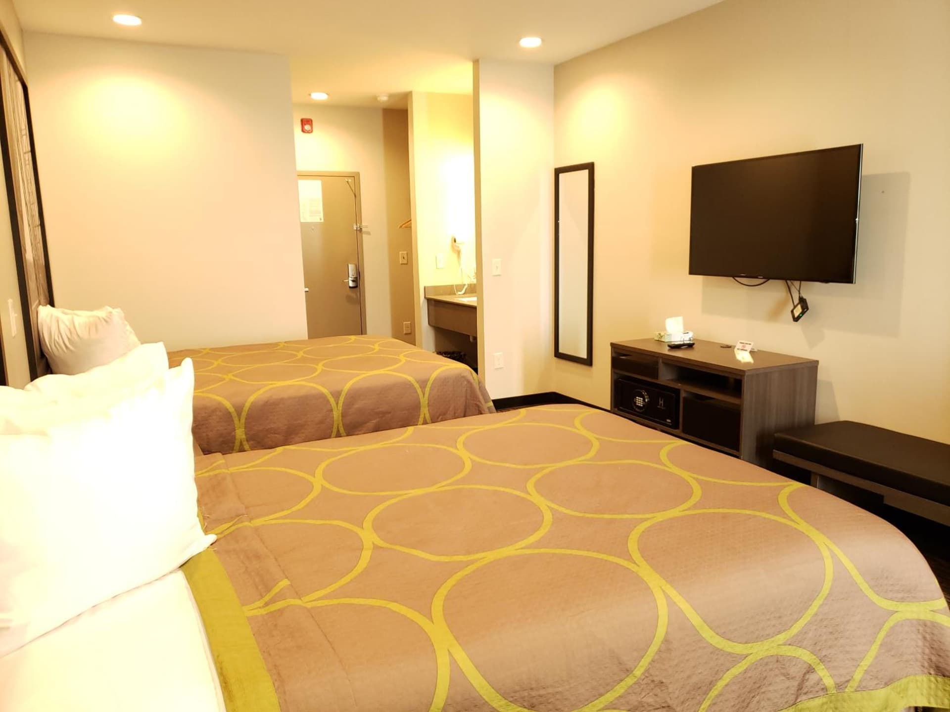 Super 8 by Wyndham St. Louis North interior in Saint Louis, MO — gallery photo 2