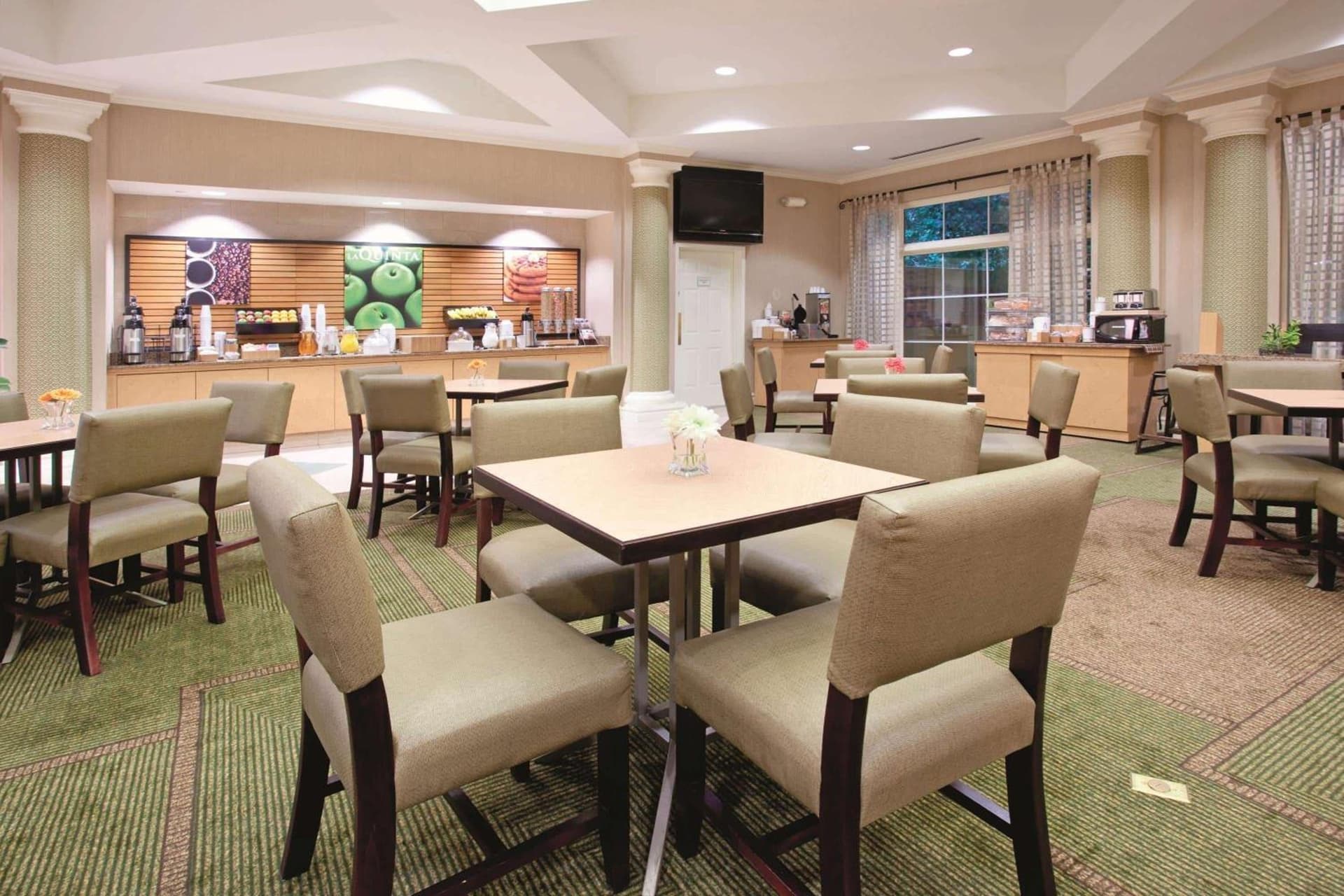 La Quinta Inn & Suites by Wyndham Colorado Springs South AP gallery photo in Colorado Springs, CO — image 7