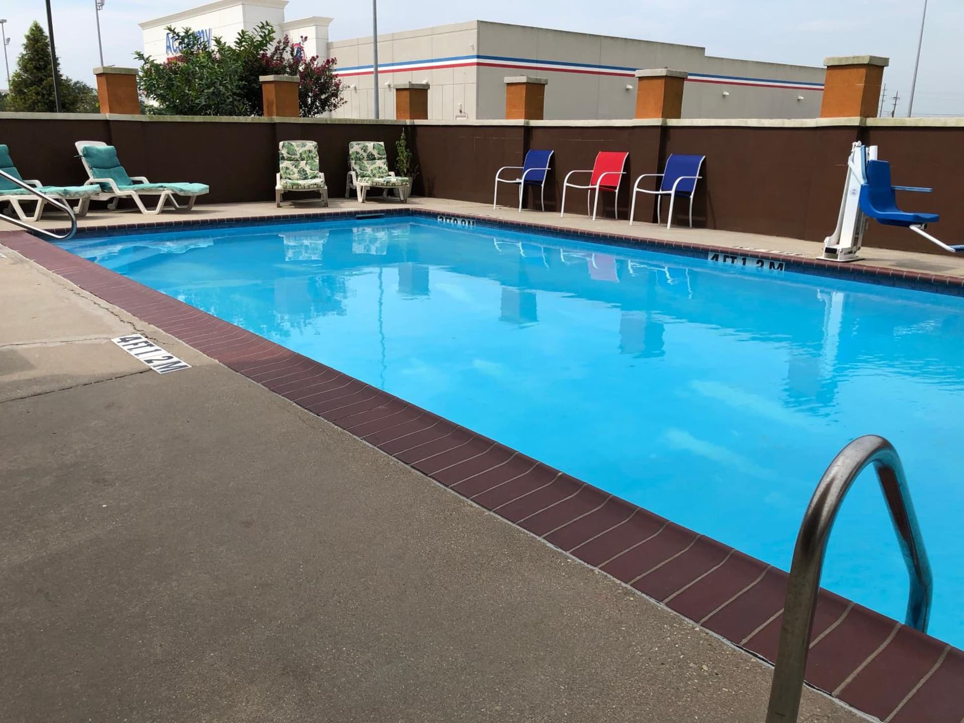 Days Inn & Suites by Wyndham Thibodaux interior in Thibodaux, LA — gallery photo 2