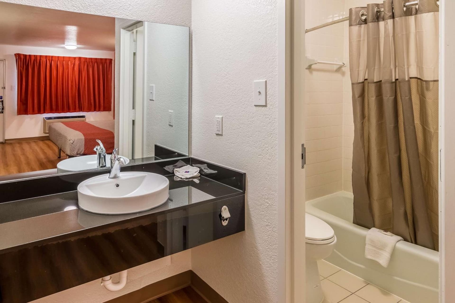 Motel 6-Arlington, TX - UTA gallery photo in Arlington, TX — image 34