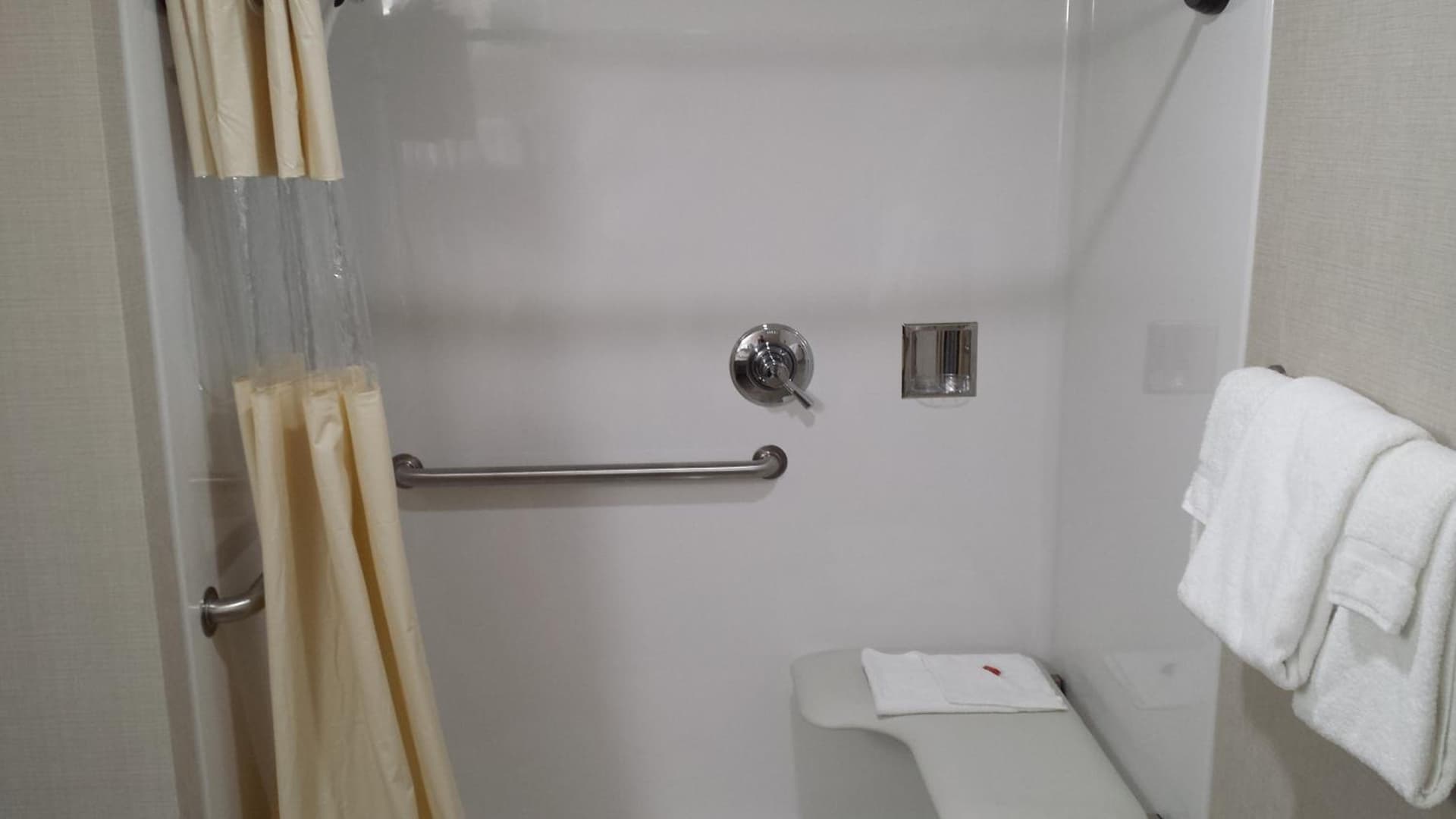 Days Inn & Suites by Wyndham Duluth by the Mall gallery photo in Duluth, MN — image 5