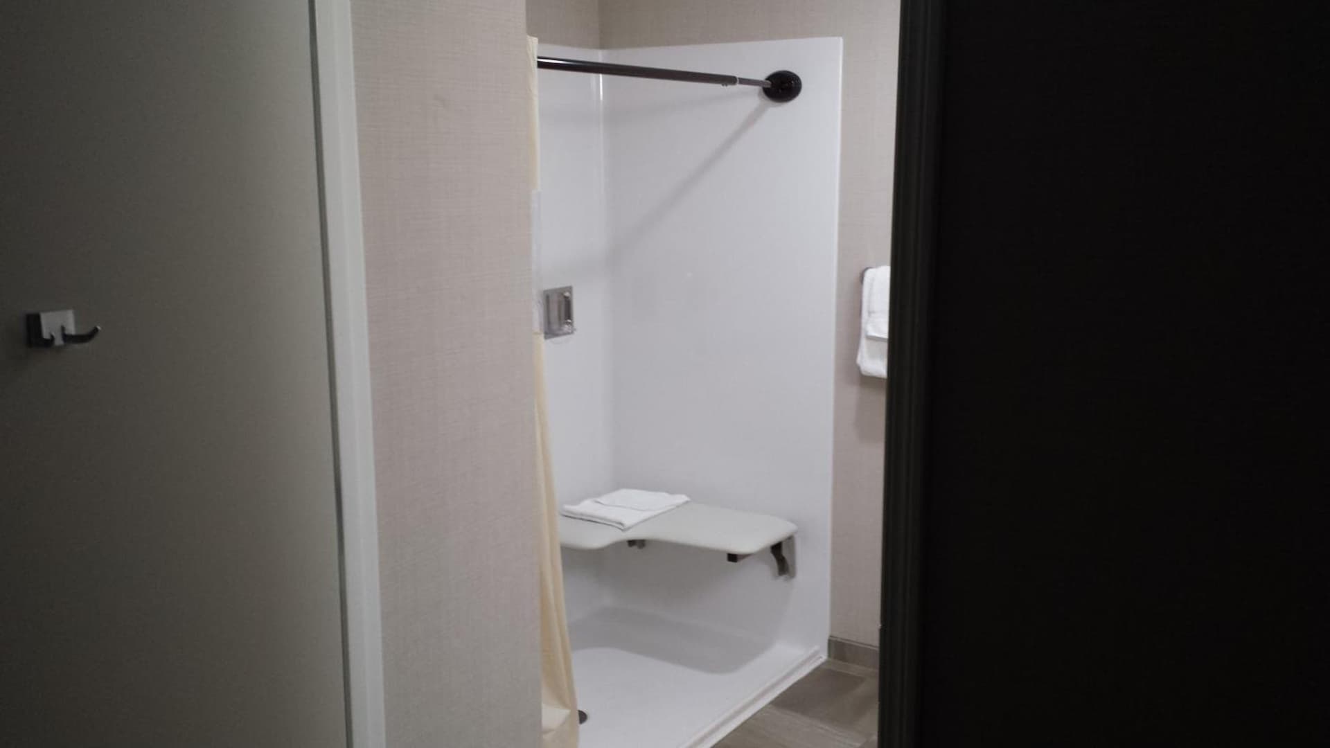 Days Inn & Suites by Wyndham Duluth by the Mall gallery photo in Duluth, MN — image 21