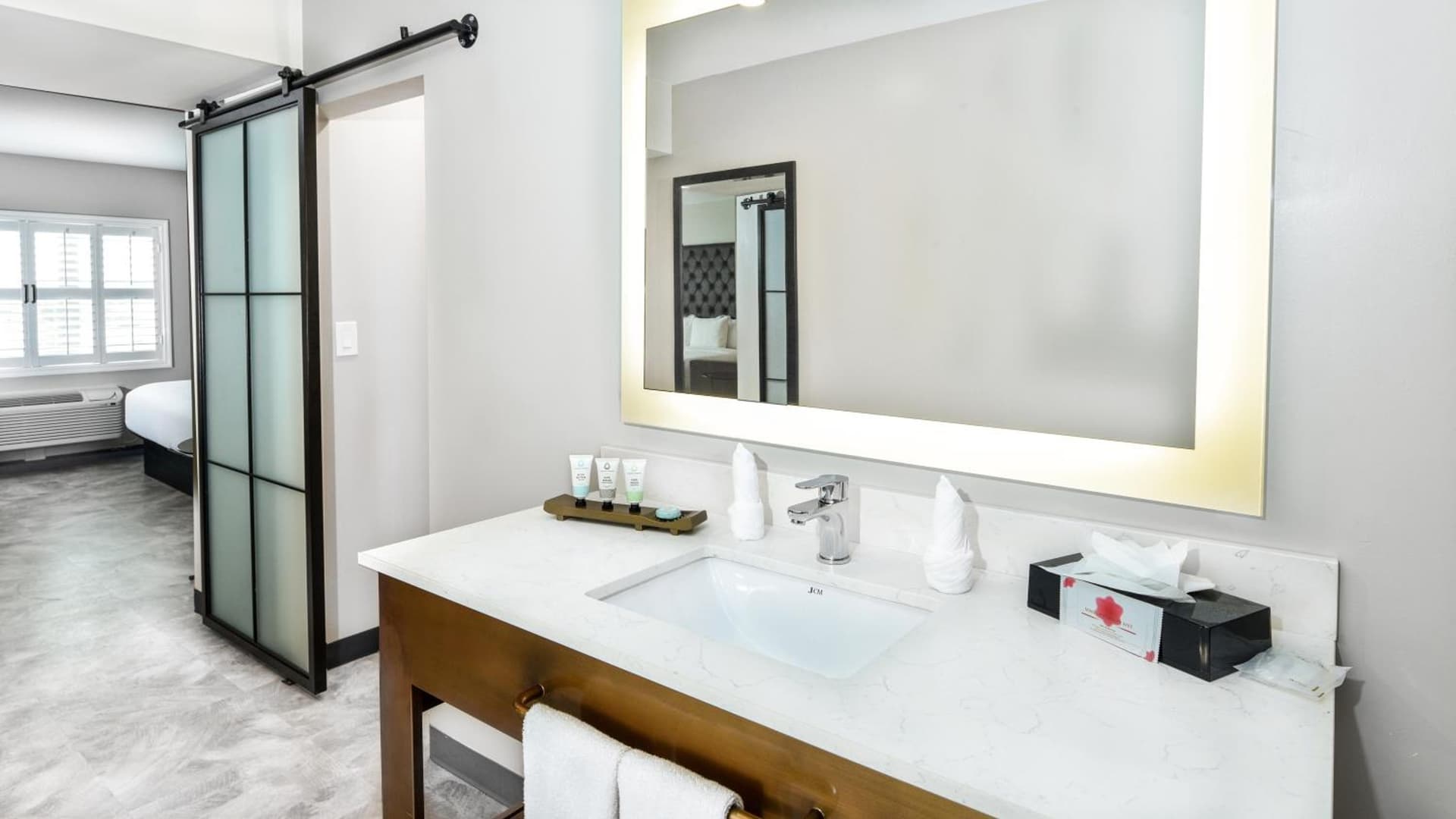 Hollywood Inn Suites Hotel gallery photo in Los Angeles, CA — image 40