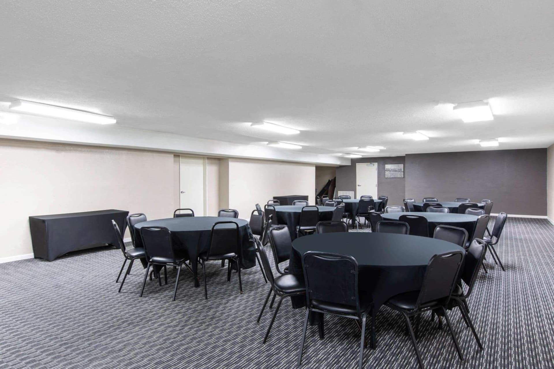 La Quinta by Wyndham Blue Springs gallery photo in Blue Springs, MO — image 19