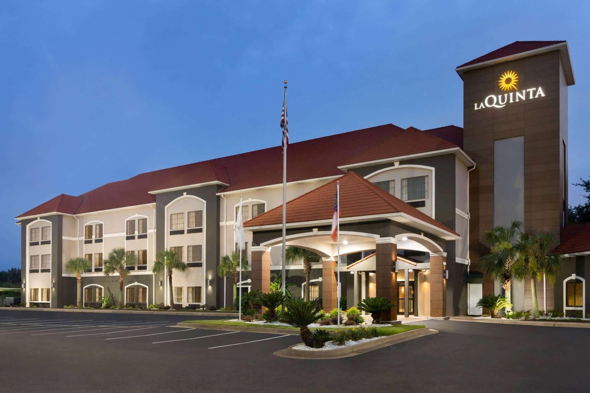 La Quinta by Wyndham Dublin interior in Dublin, GA — gallery photo 2