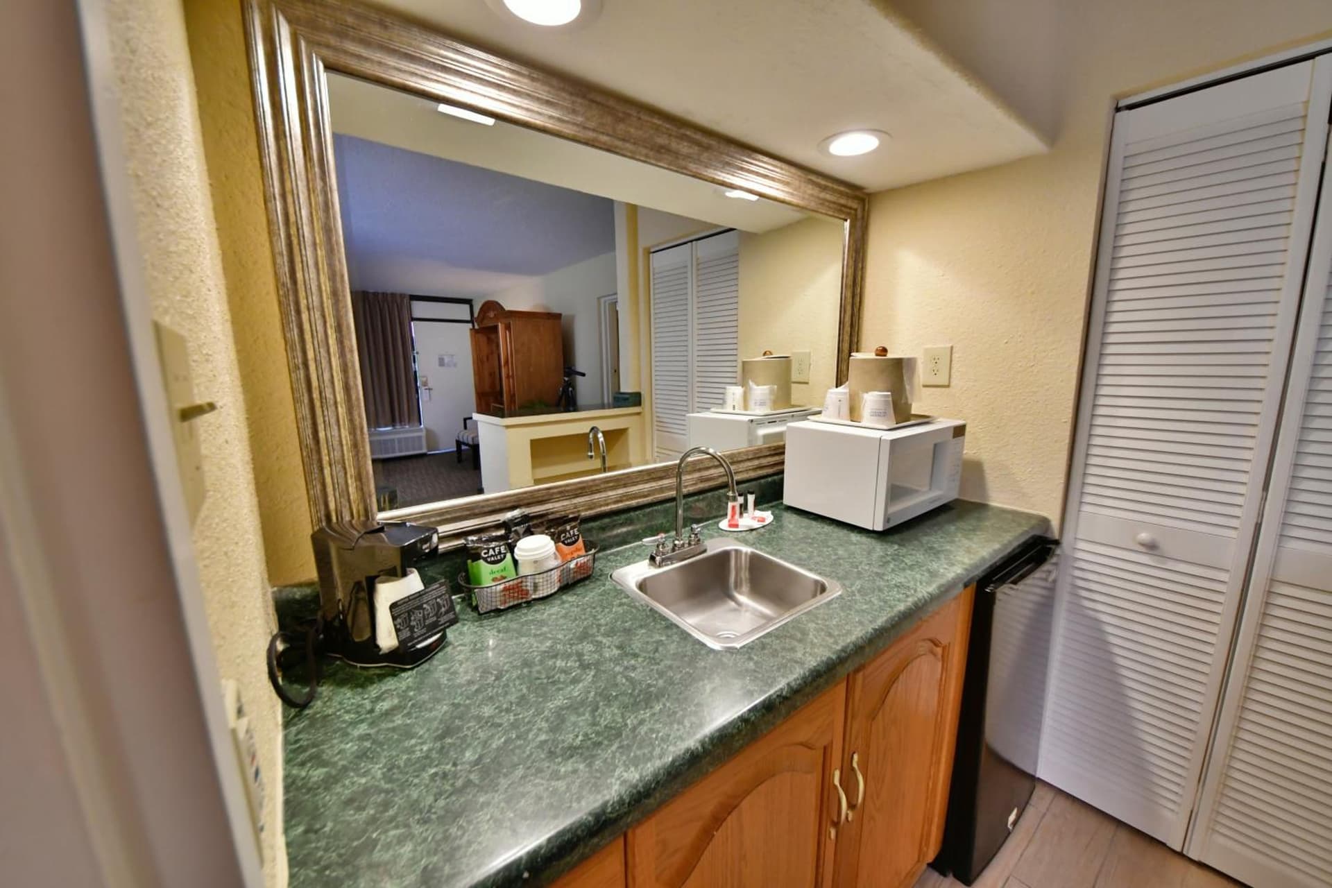 Ramada by Wyndham Jacksonville Hotel & Conference Center gallery photo in Jacksonville, FL — image 40