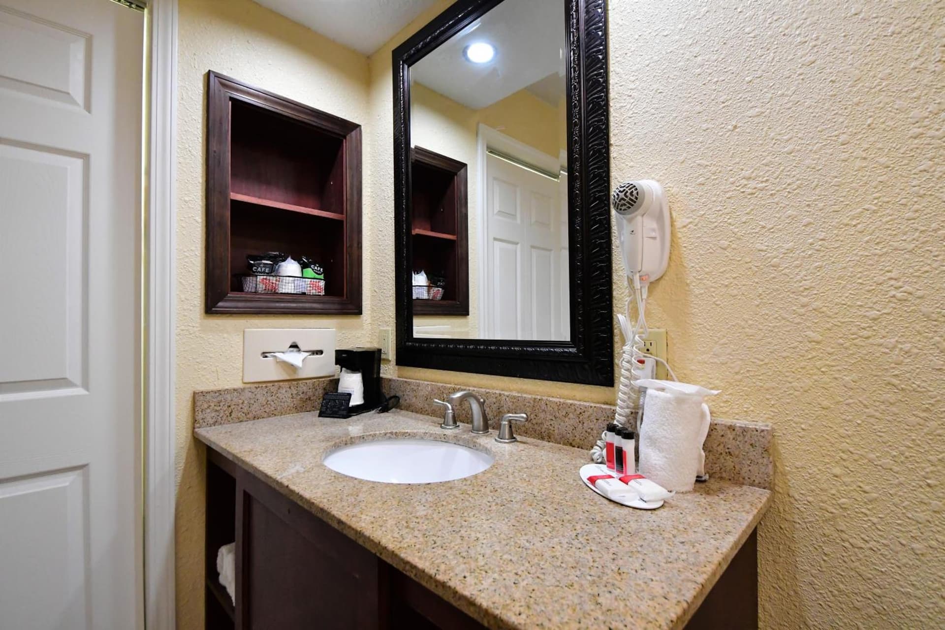 Ramada by Wyndham Jacksonville Hotel & Conference Center gallery photo in Jacksonville, FL — image 4
