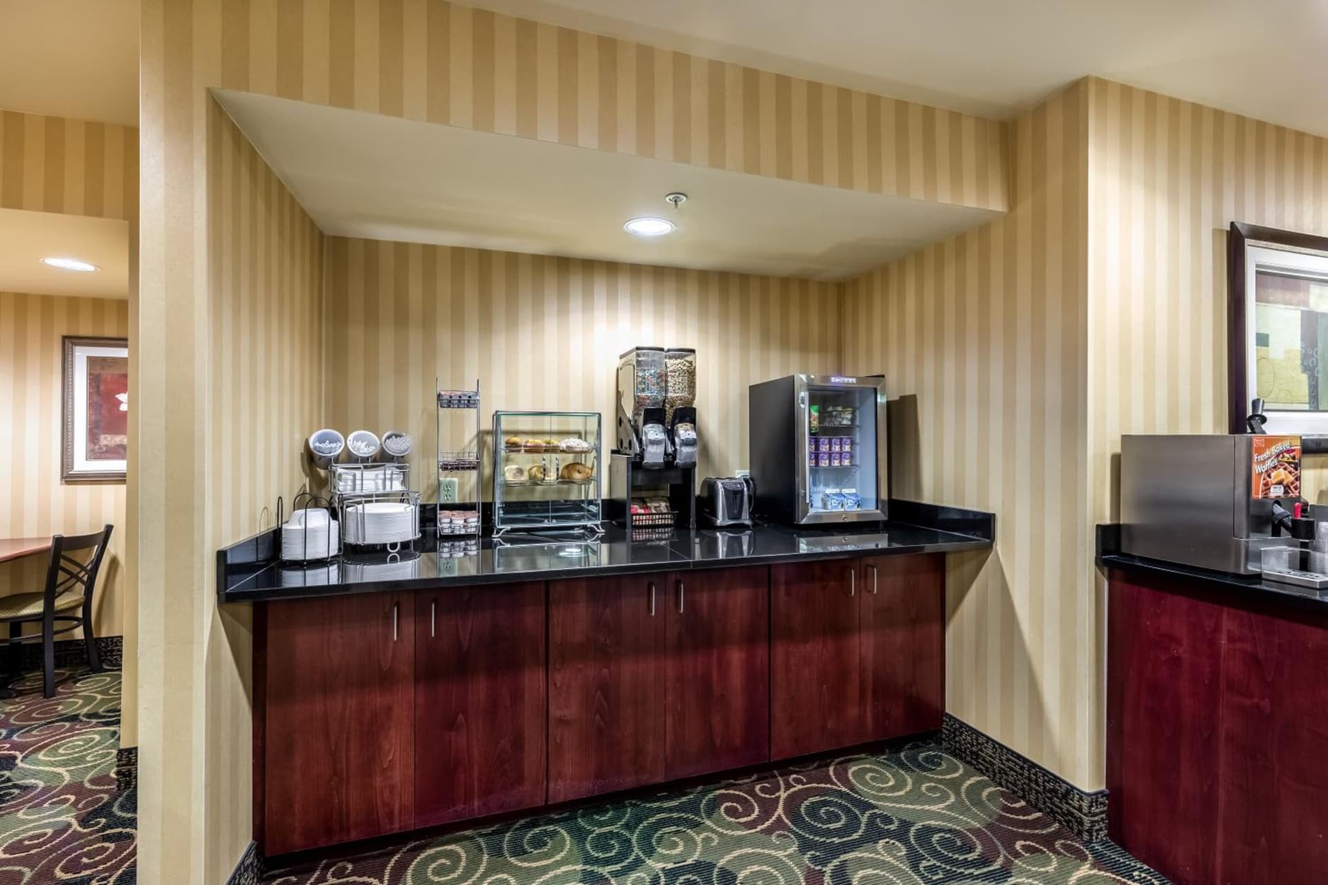 Cobblestone Inn & Suites - Vinton, IA interior in Vinton, IA — gallery photo 2