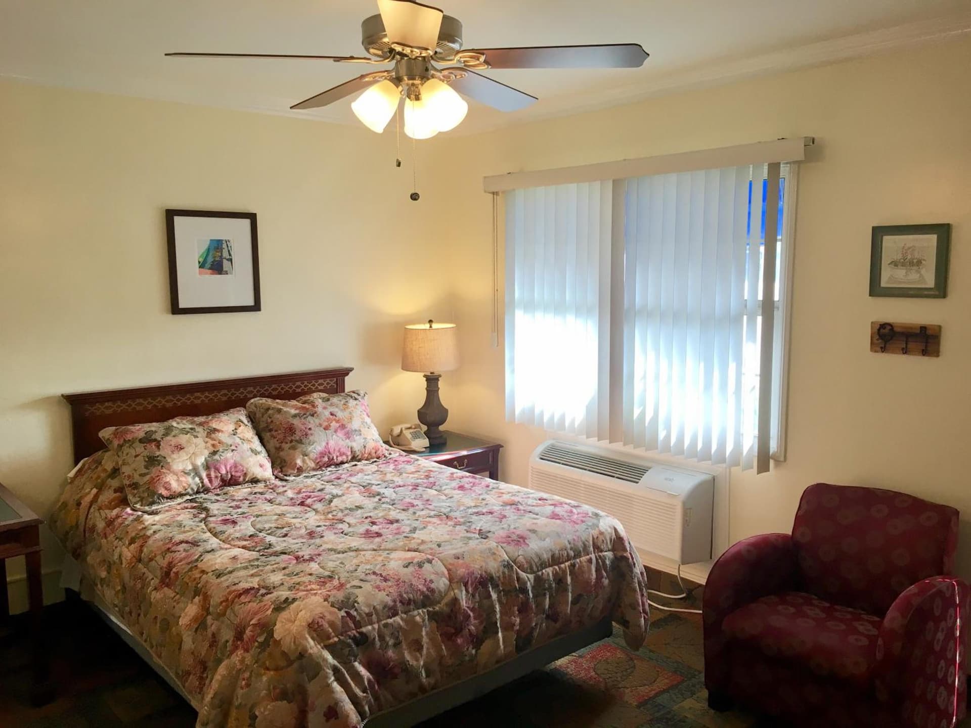 Los Feliz Hotel interior in Glendale, CA — gallery photo 2