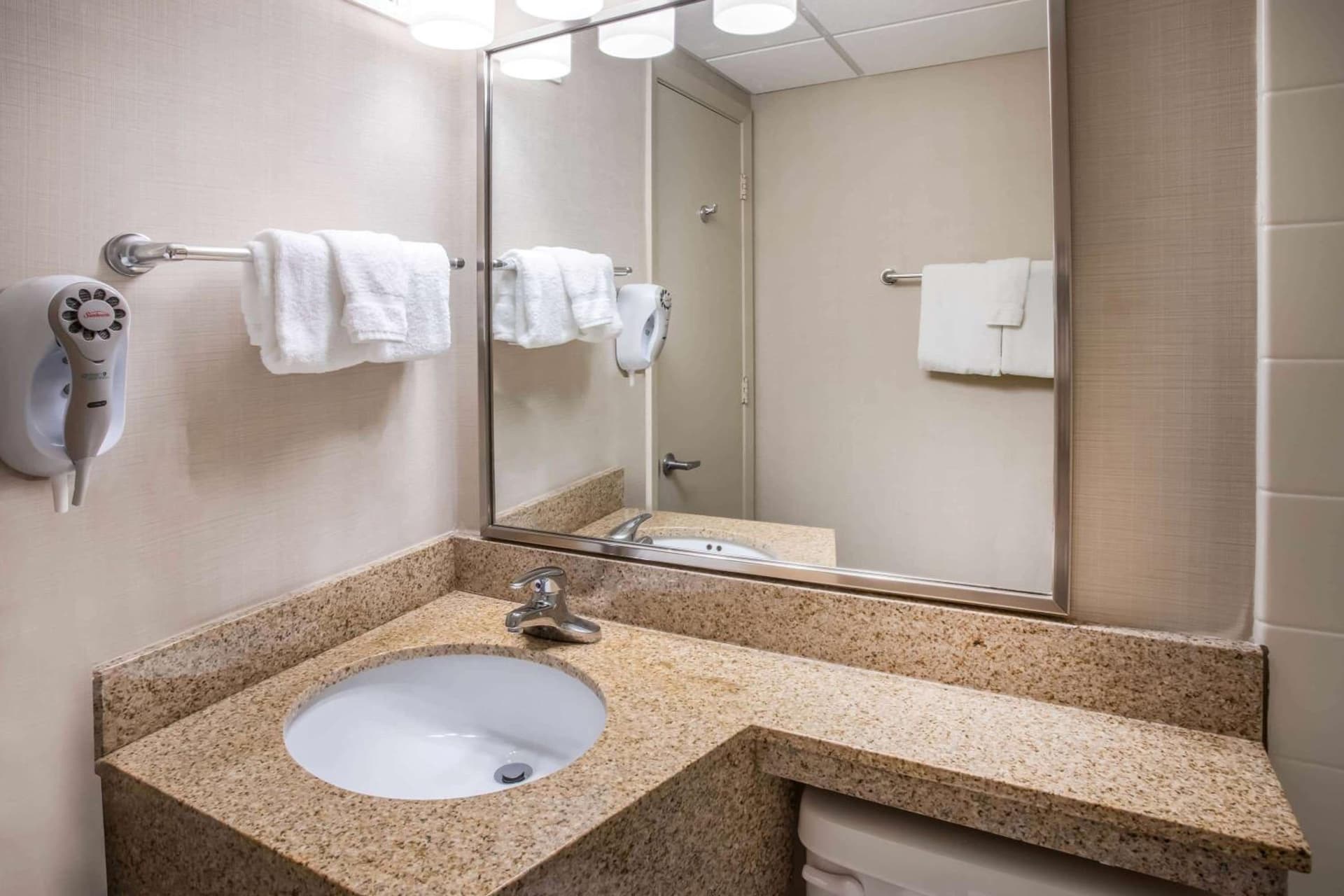 Days Inn & Suites by Wyndham Duluth by the Mall gallery photo in Duluth, MN — image 45