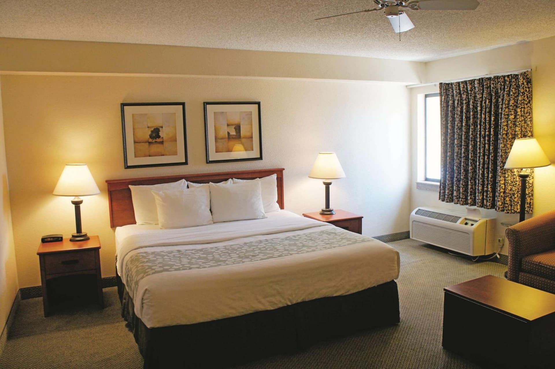 La Quinta by Wyndham Albuquerque Journal Ctr NW gallery photo in Albuquerque, NM — image 7