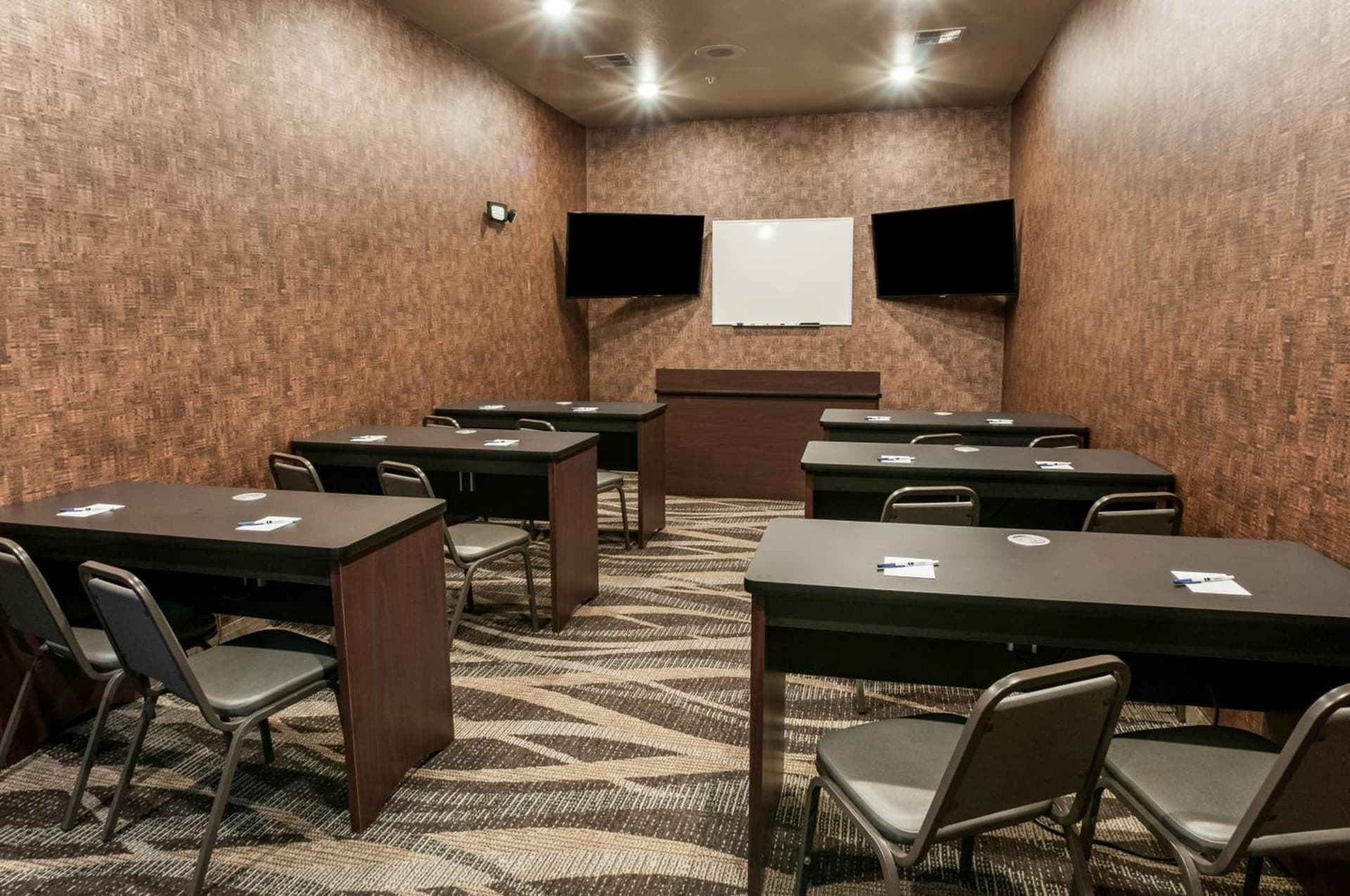 Cobblestone Hotel & Suites Appleton International Airport gallery photo in Neenah, WI — image 43