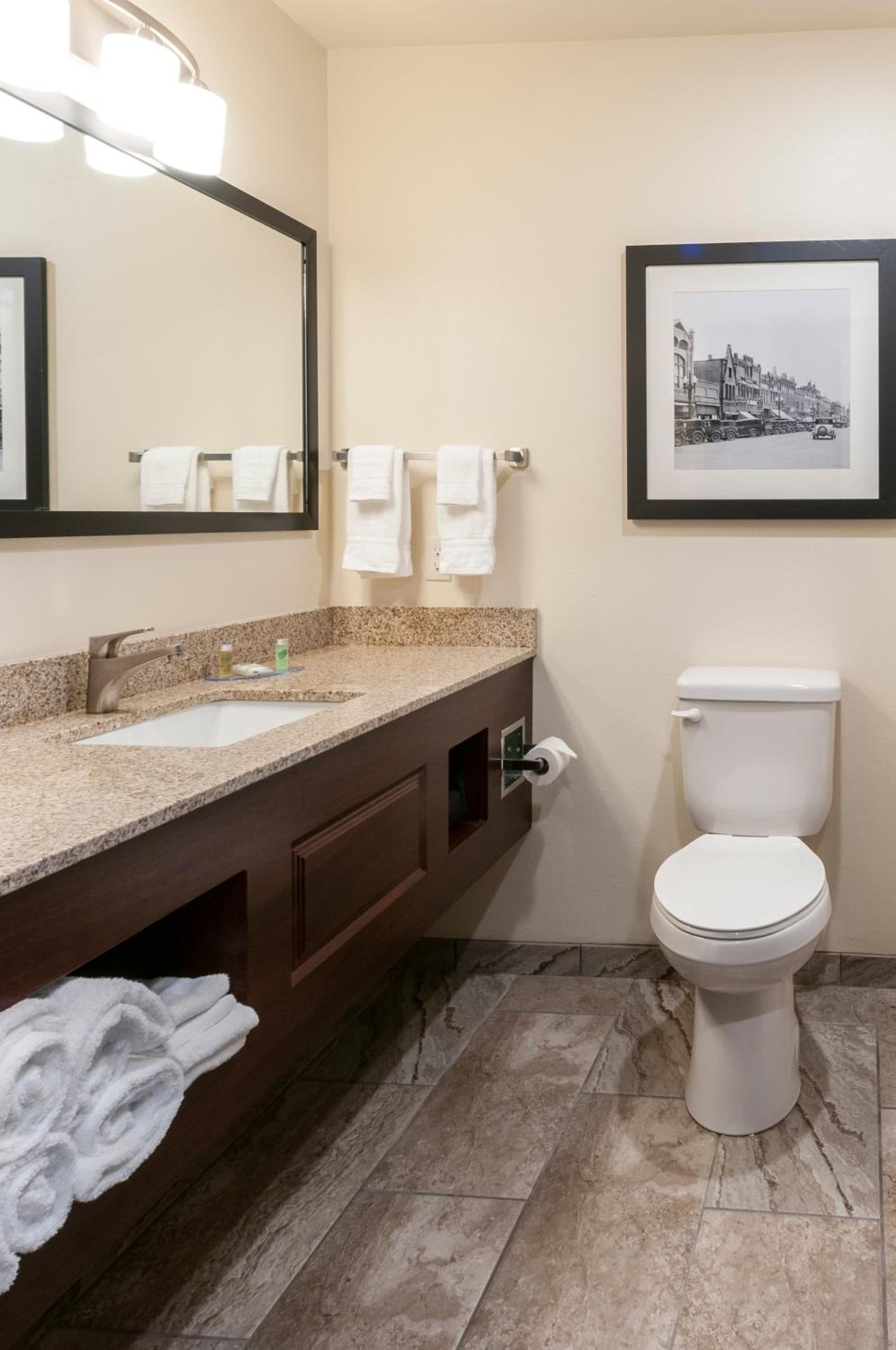 Cobblestone Hotel & Suites Appleton International Airport gallery photo in Neenah, WI — image 32