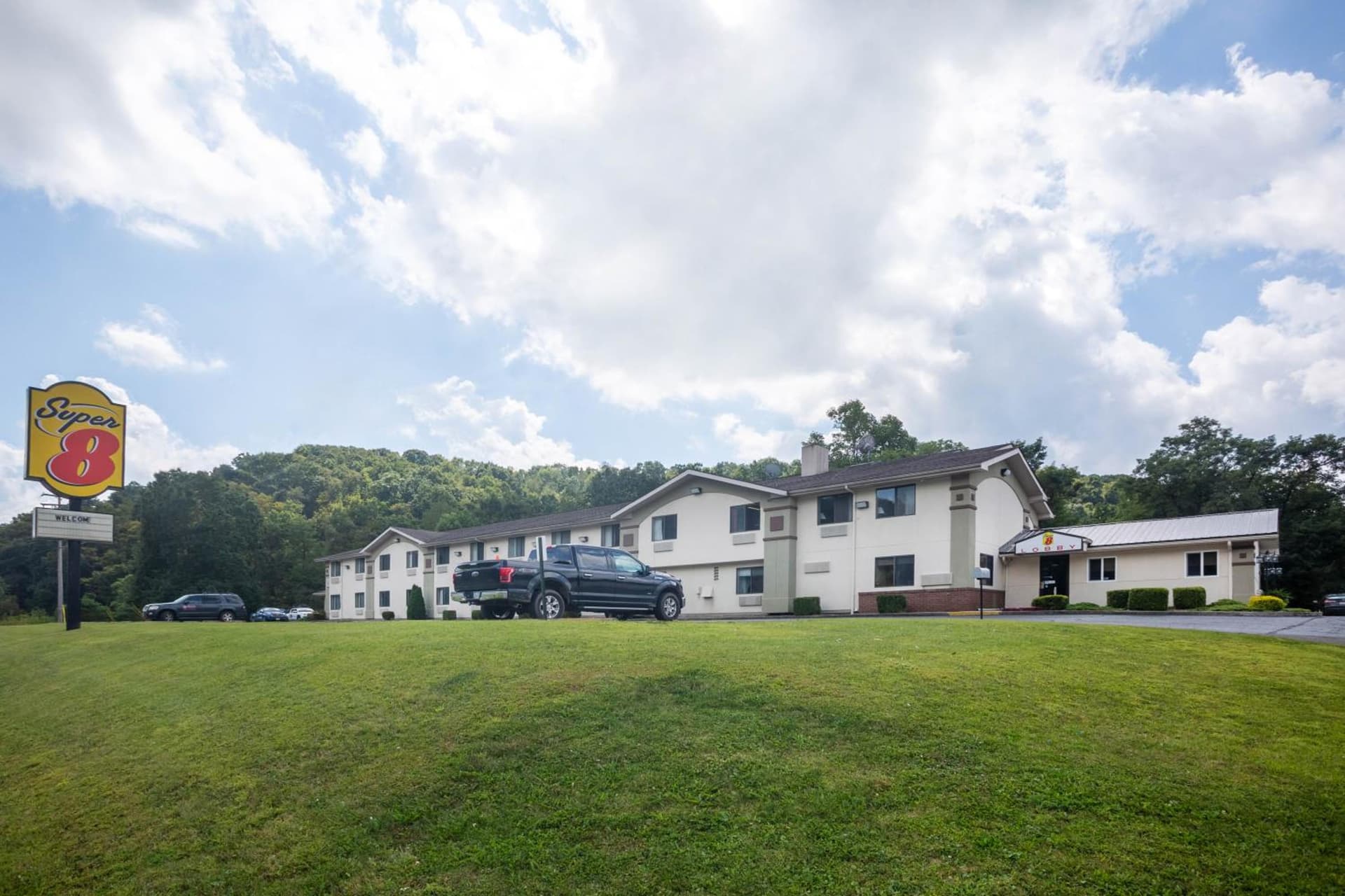 Super 8 by Wyndham Elkins property views in Elkins, WV — gallery photo 3