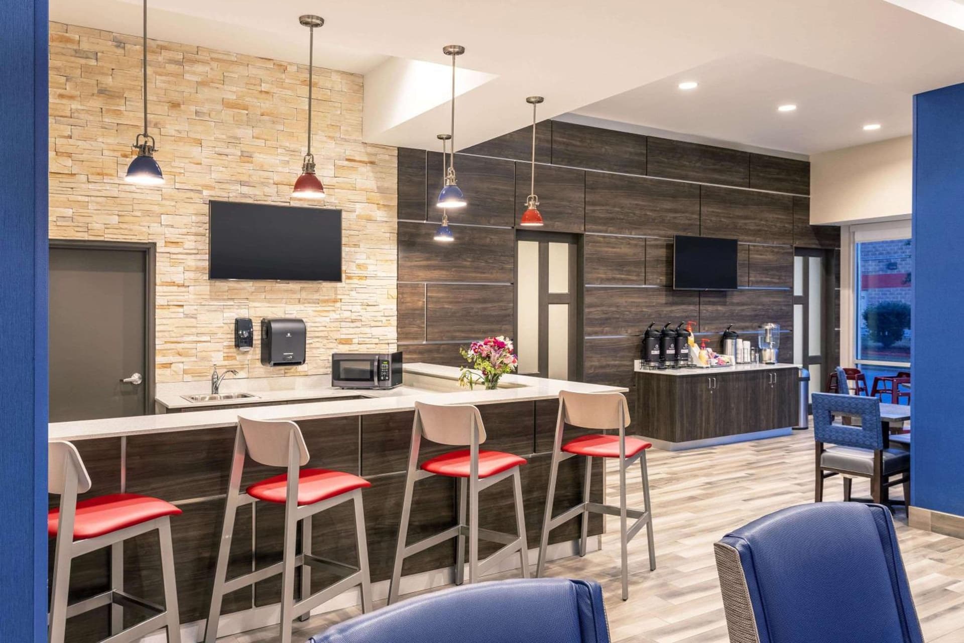 La Quinta Inn and Suites by Wyndham Bloomington gallery photo in Bloomington, IN — image 57