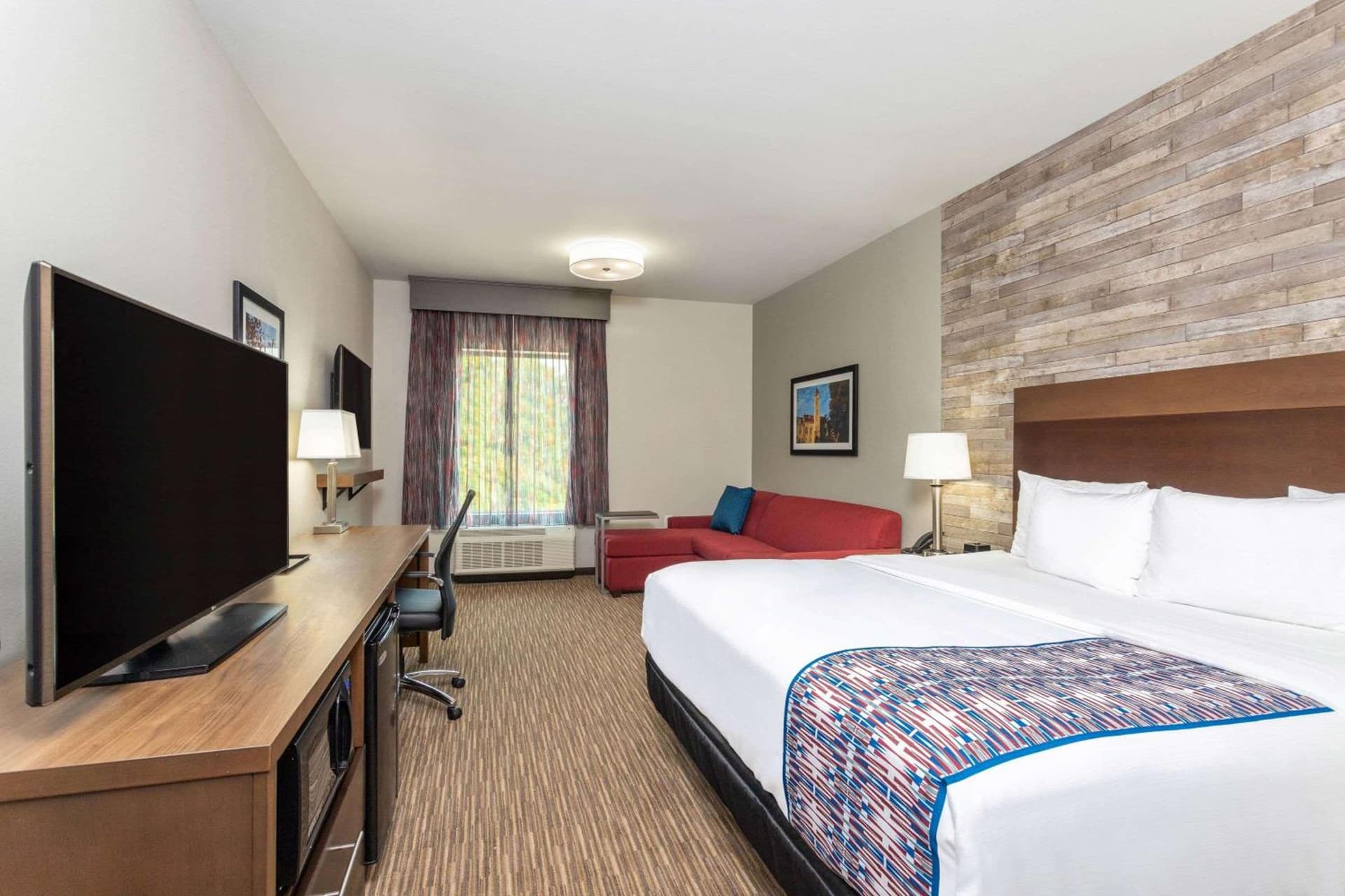 La Quinta Inn and Suites by Wyndham Bloomington gallery photo in Bloomington, IN — image 51