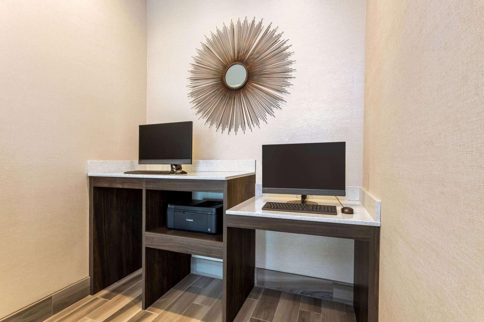 La Quinta Inn and Suites by Wyndham Bloomington gallery photo in Bloomington, IN — image 52