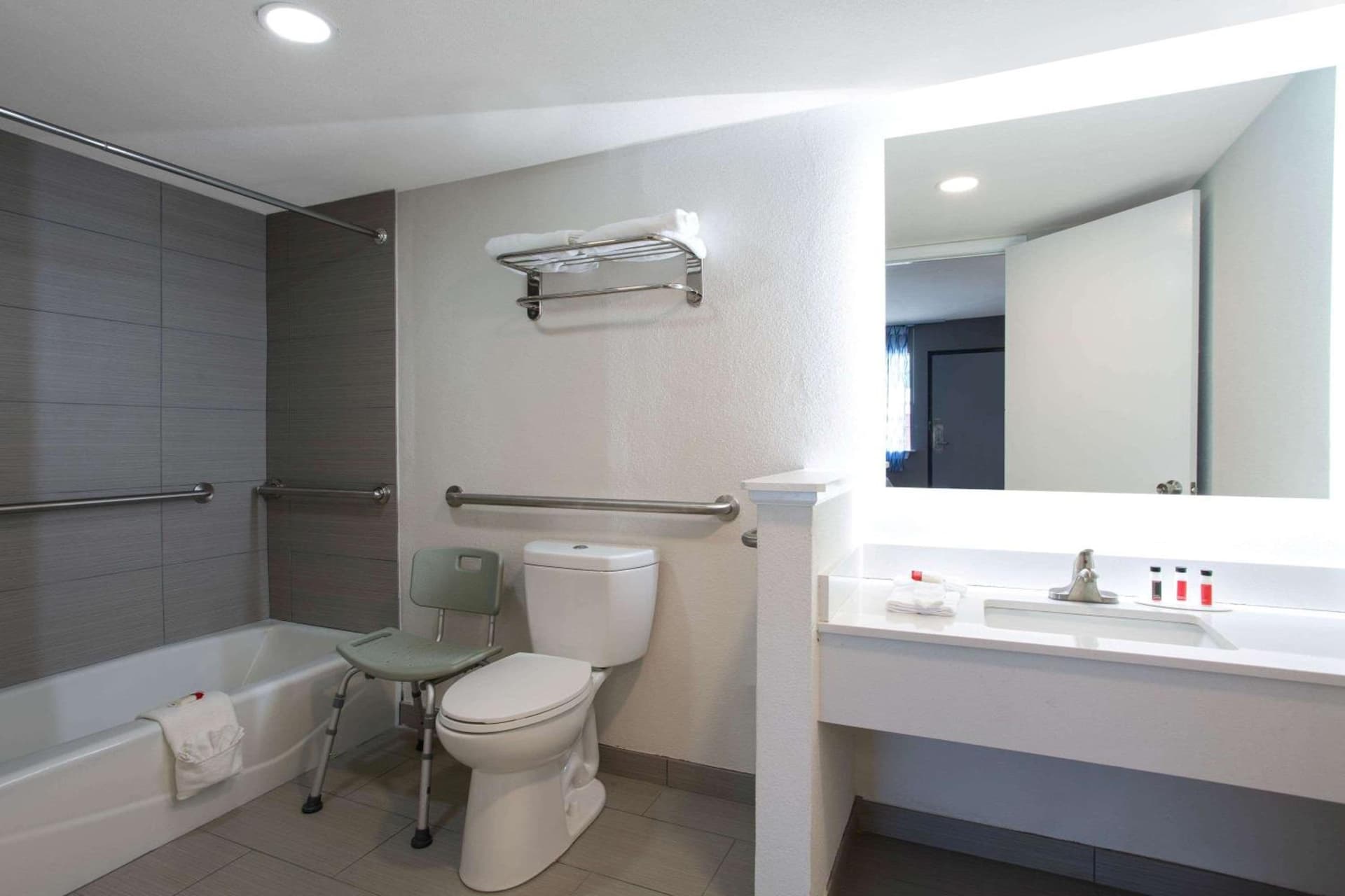Days Inn by Wyndham Chesapeake gallery photo in Chesapeake, VA — image 25