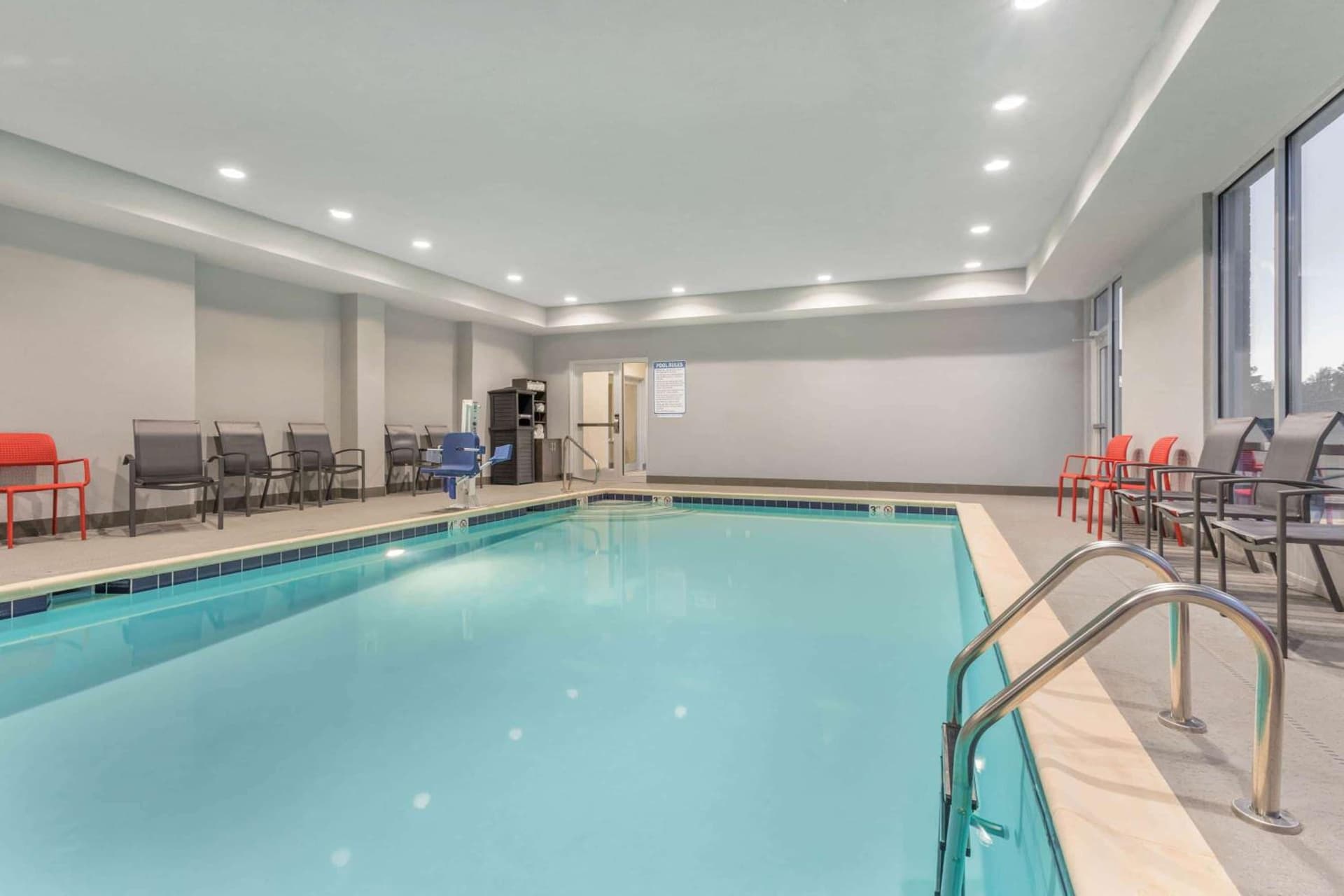 La Quinta Inn and Suites by Wyndham Bloomington interior in Bloomington, IN — gallery photo 2