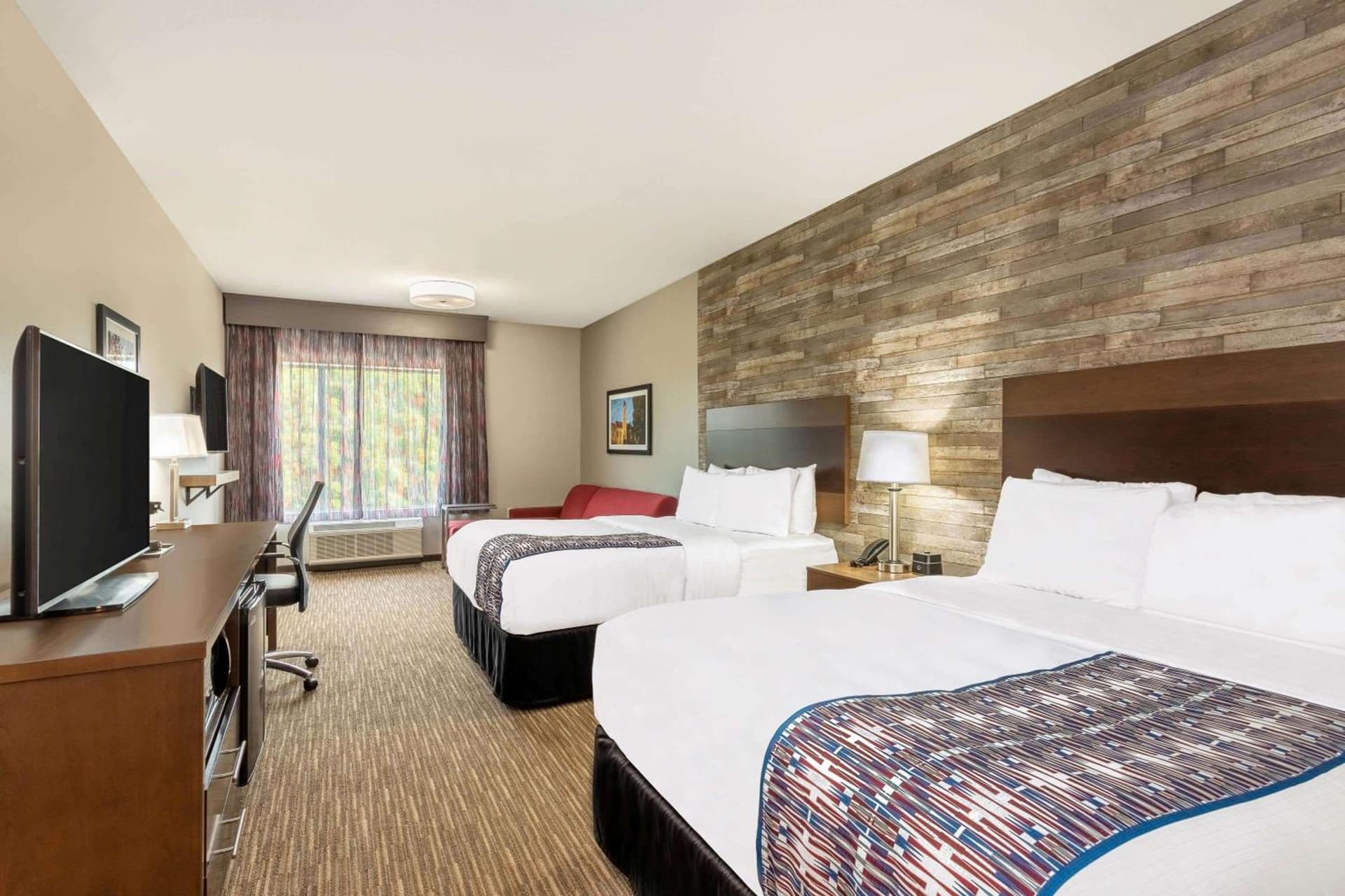 La Quinta Inn and Suites by Wyndham Bloomington gallery photo in Bloomington, IN — image 10