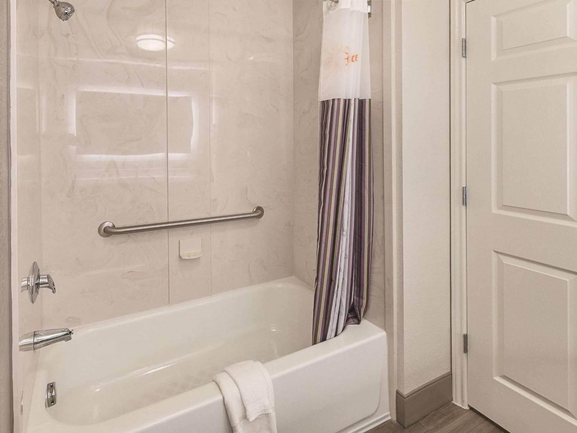 La Quinta by Wyndham Arlington North 6 Flags Dr gallery photo in Arlington, TX — image 20
