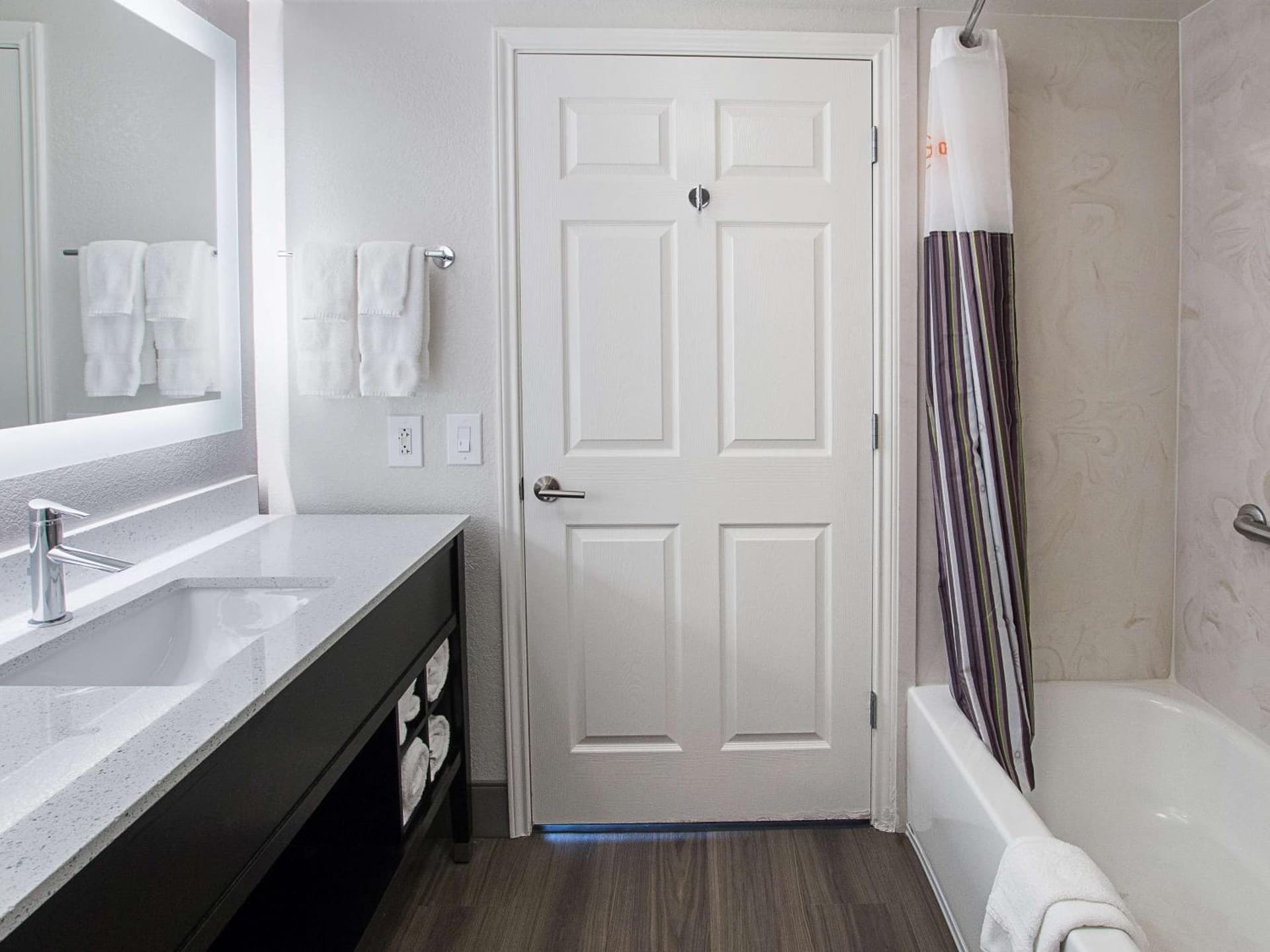 La Quinta by Wyndham Arlington North 6 Flags Dr gallery photo in Arlington, TX — image 13