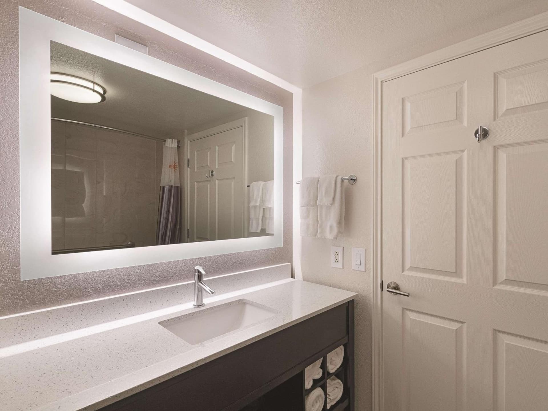 La Quinta by Wyndham Arlington North 6 Flags Dr gallery photo in Arlington, TX — image 45