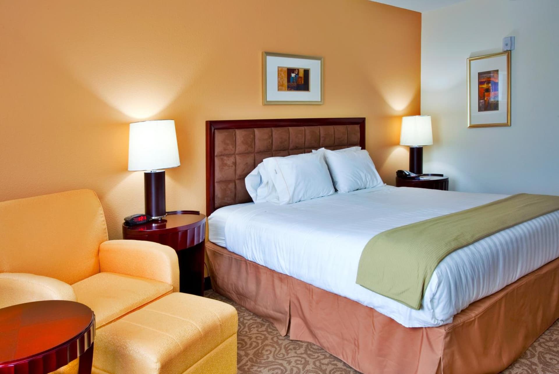Holiday Inn Express Hotel & Suites Brooksville-I-75 by IHG interior in Ridge Manor, FL — gallery photo 2