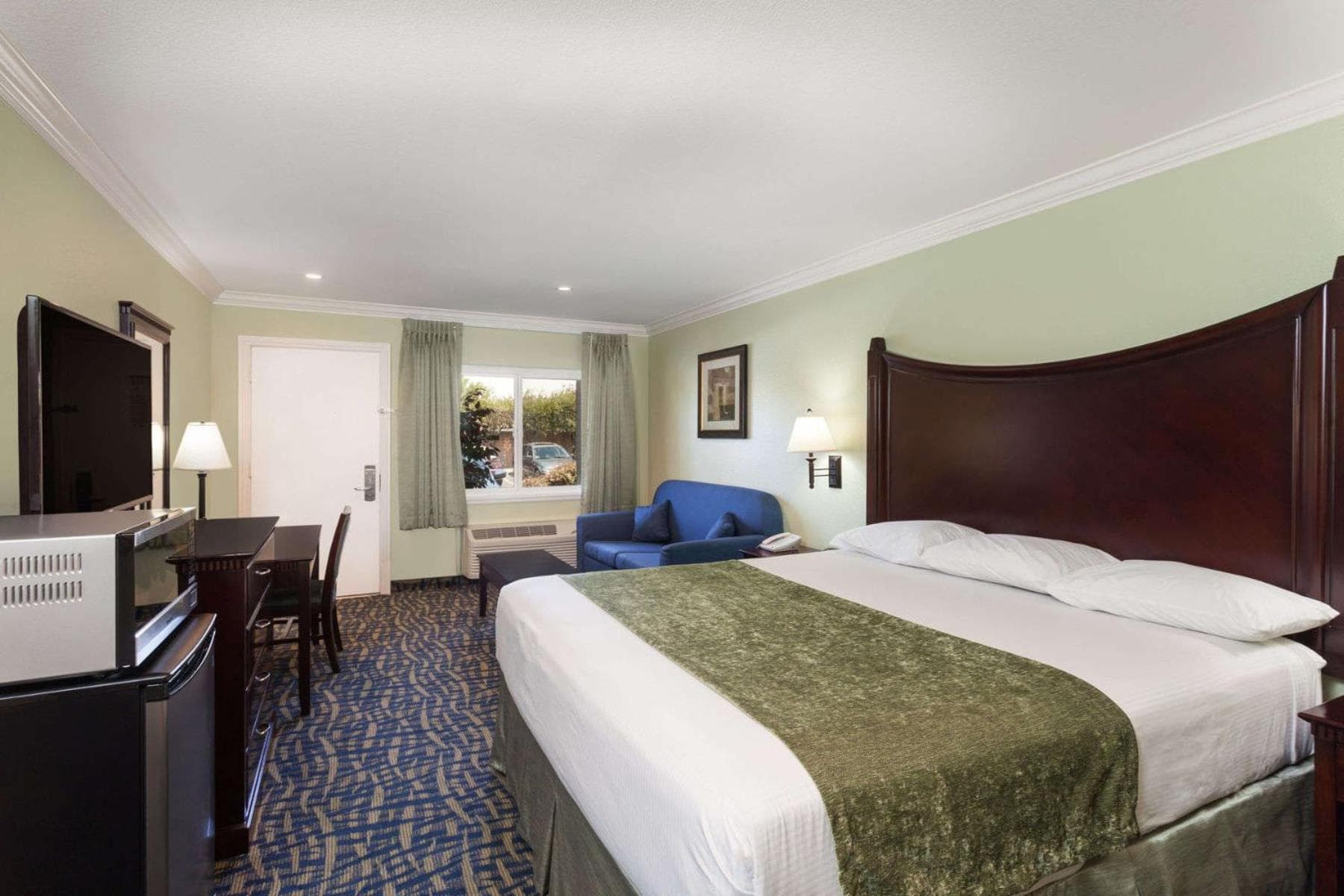 Travelodge by Wyndham Orange County Airport/ Costa Mesa interior in Costa Mesa, CA — gallery photo 2