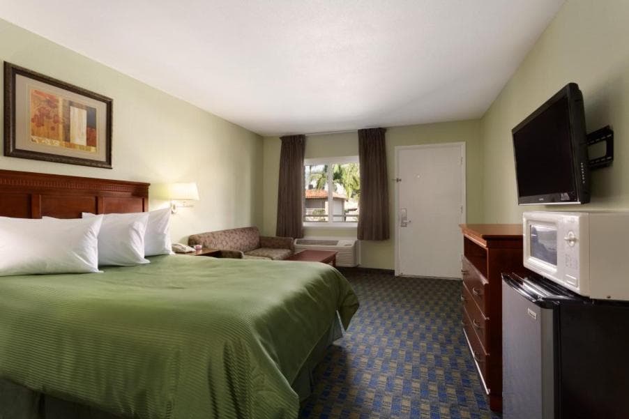 Travelodge by Wyndham Orange County Airport/ Costa Mesa gallery photo in Costa Mesa, CA — image 12