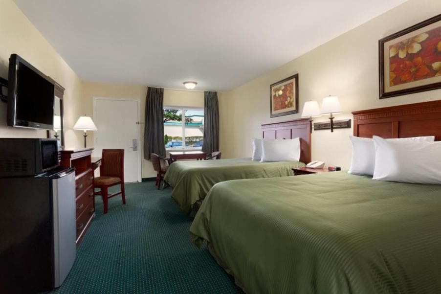 Travelodge by Wyndham Orange County Airport/ Costa Mesa gallery photo in Costa Mesa, CA — image 4