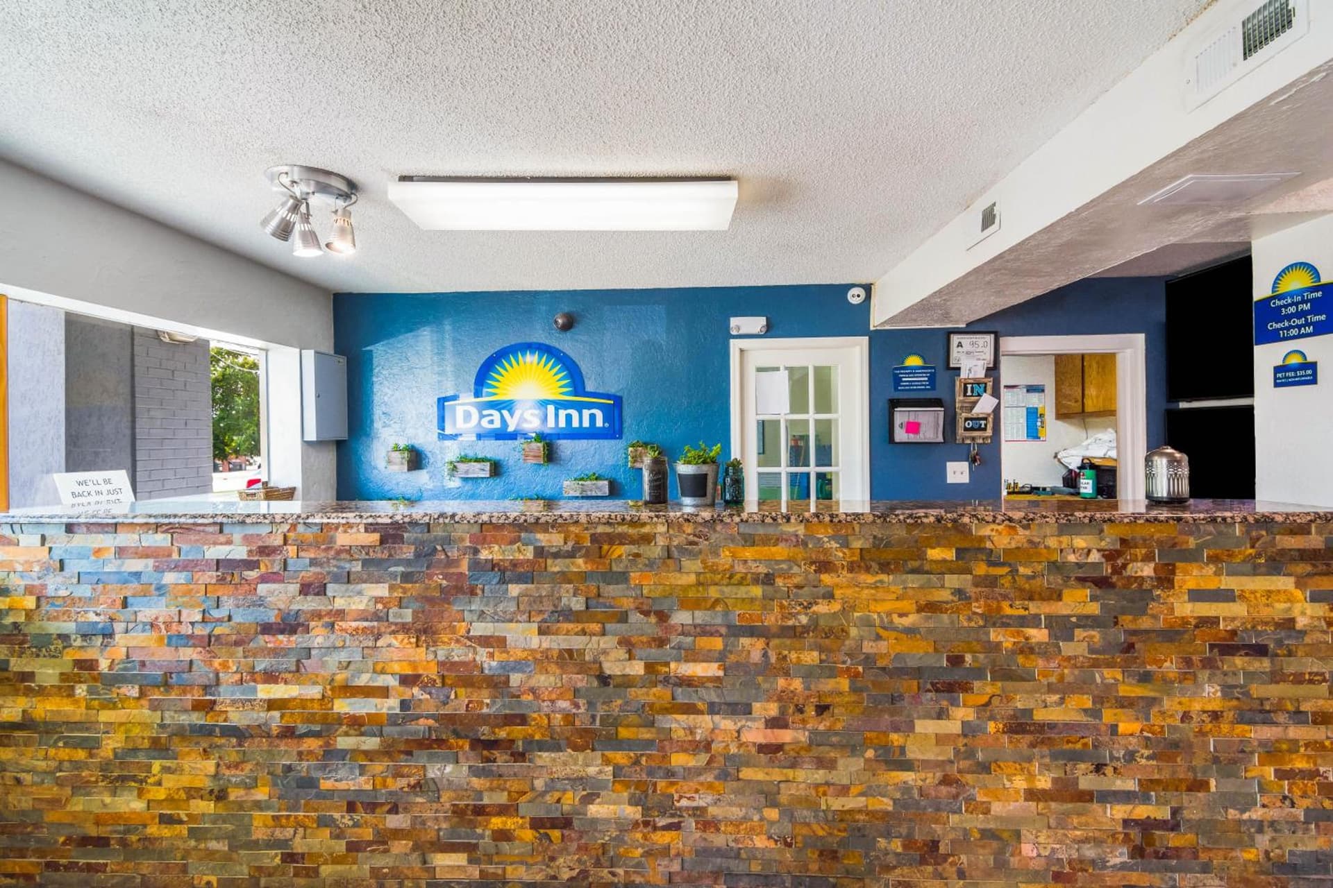 Days Inn by Wyndham Raleigh Glenwood-Crabtree gallery photo in Raleigh, NC — image 22