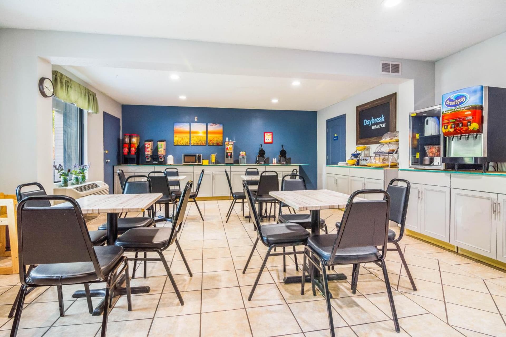 Days Inn by Wyndham Raleigh Glenwood-Crabtree gallery photo in Raleigh, NC — image 10