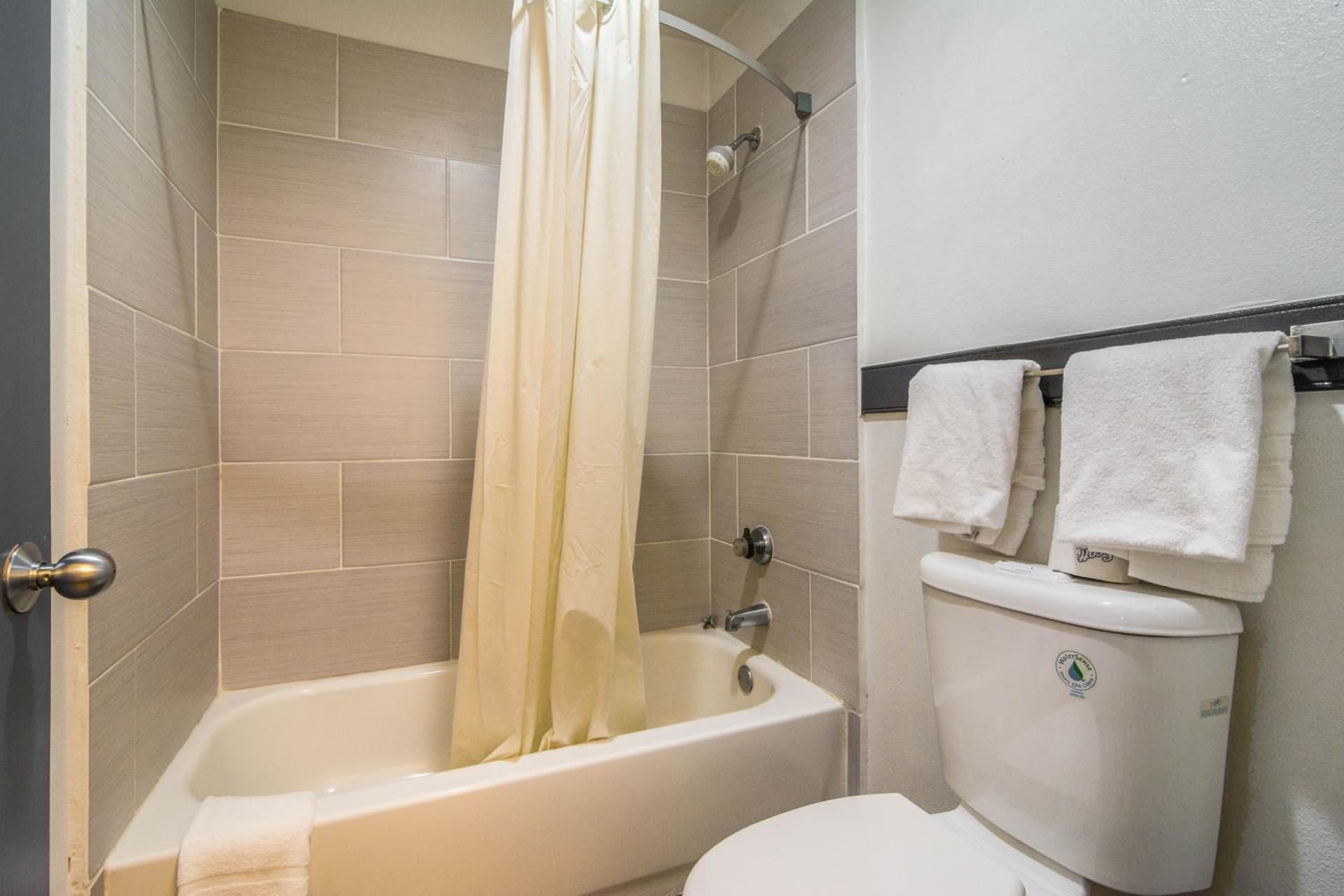 Days Inn by Wyndham Raleigh Glenwood-Crabtree gallery photo in Raleigh, NC — image 19