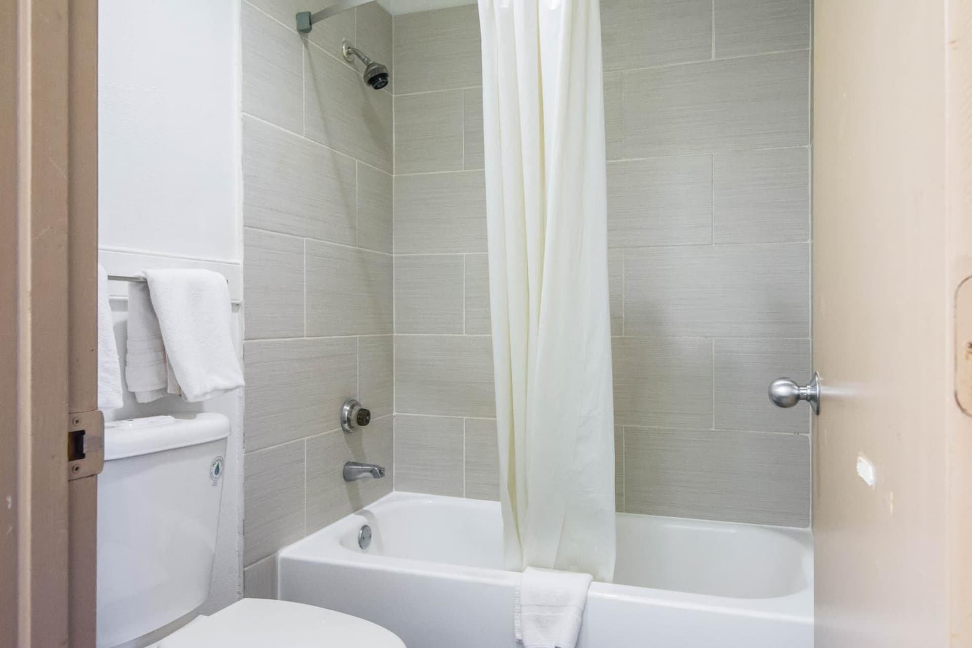 Days Inn by Wyndham Raleigh Glenwood-Crabtree gallery photo in Raleigh, NC — image 23