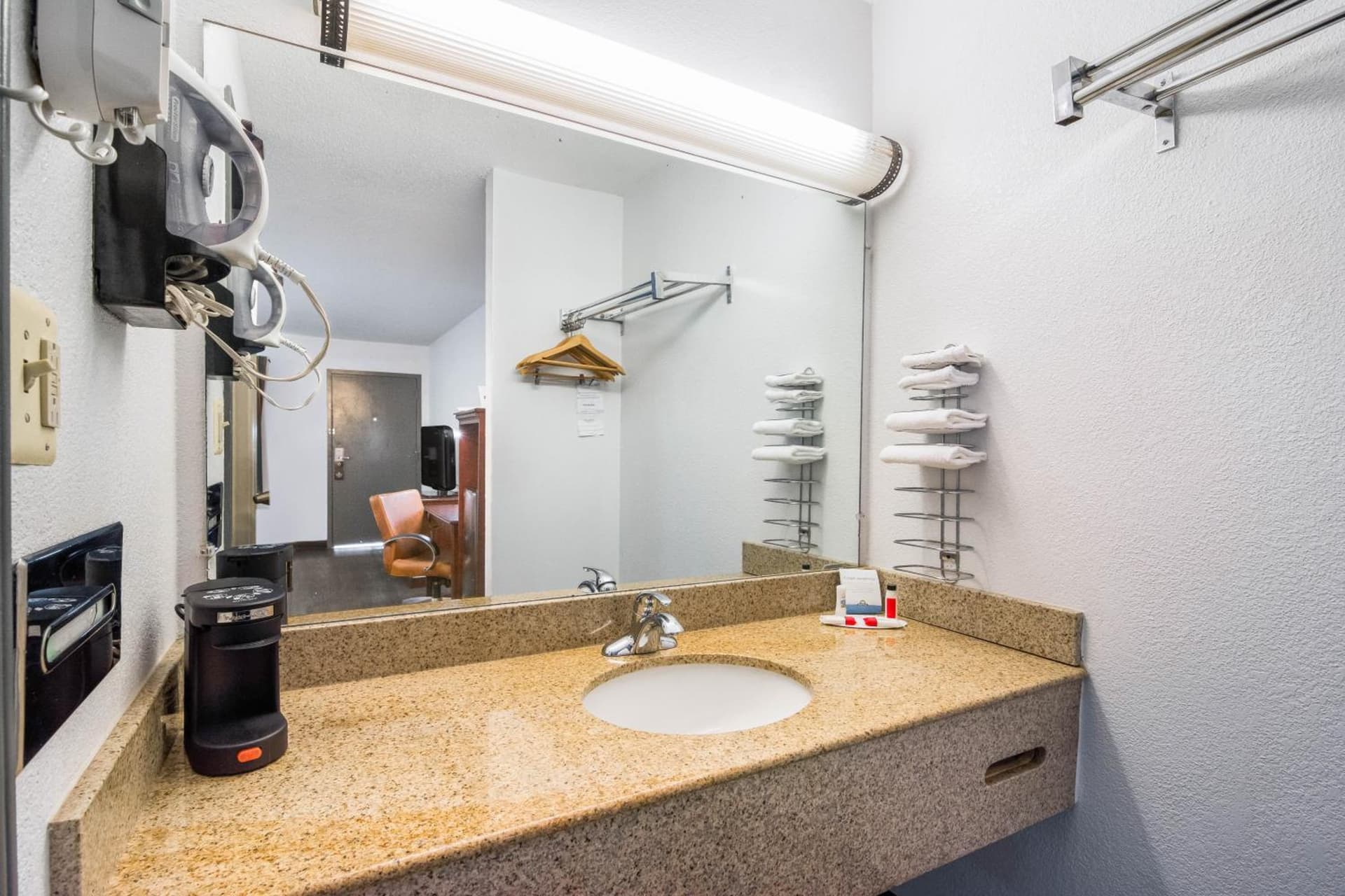 Days Inn by Wyndham Raleigh Glenwood-Crabtree gallery photo in Raleigh, NC — image 5