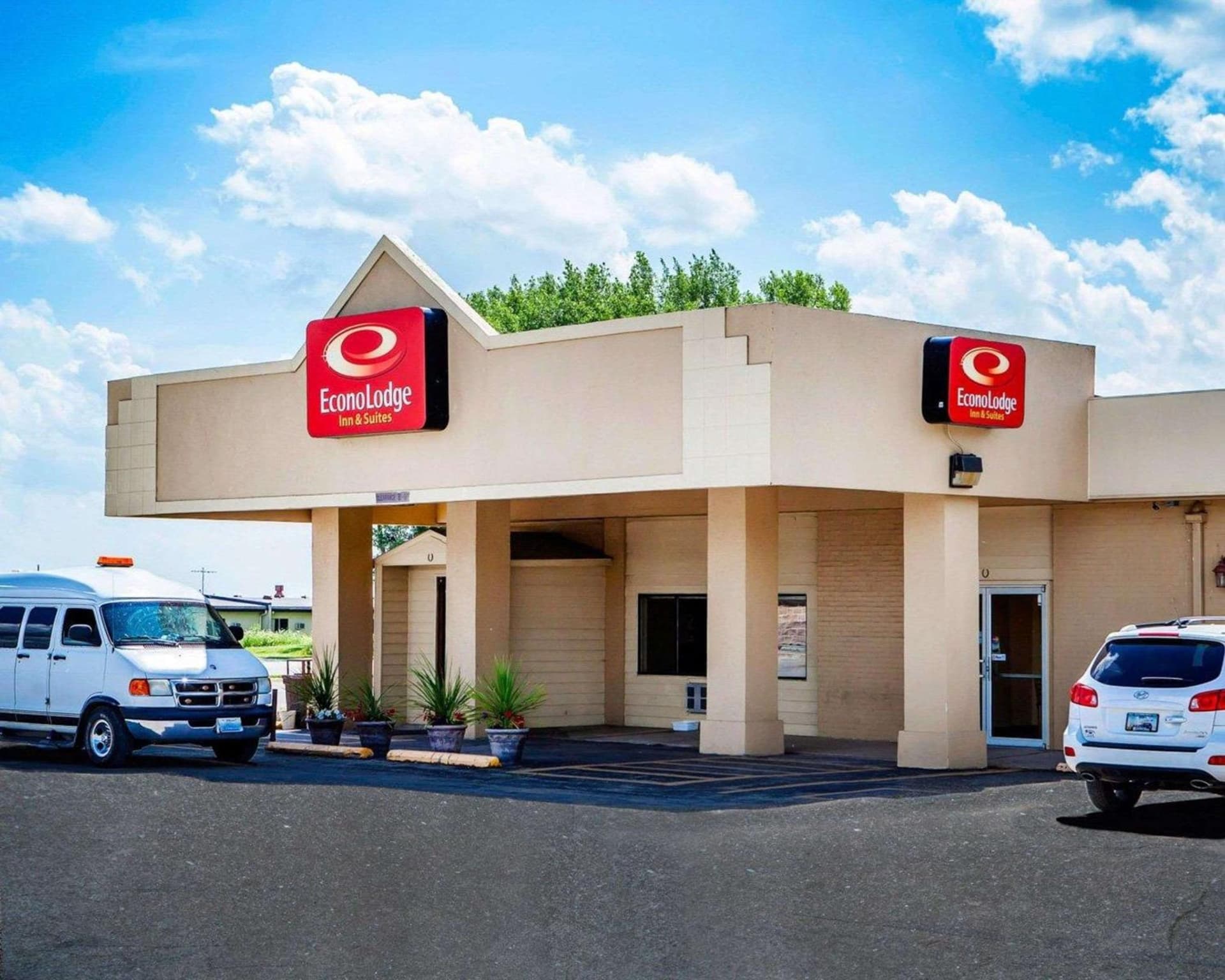 Econo Lodge Inn & Suites Newton featured exterior or lobby in Newton, IA — similar hotel