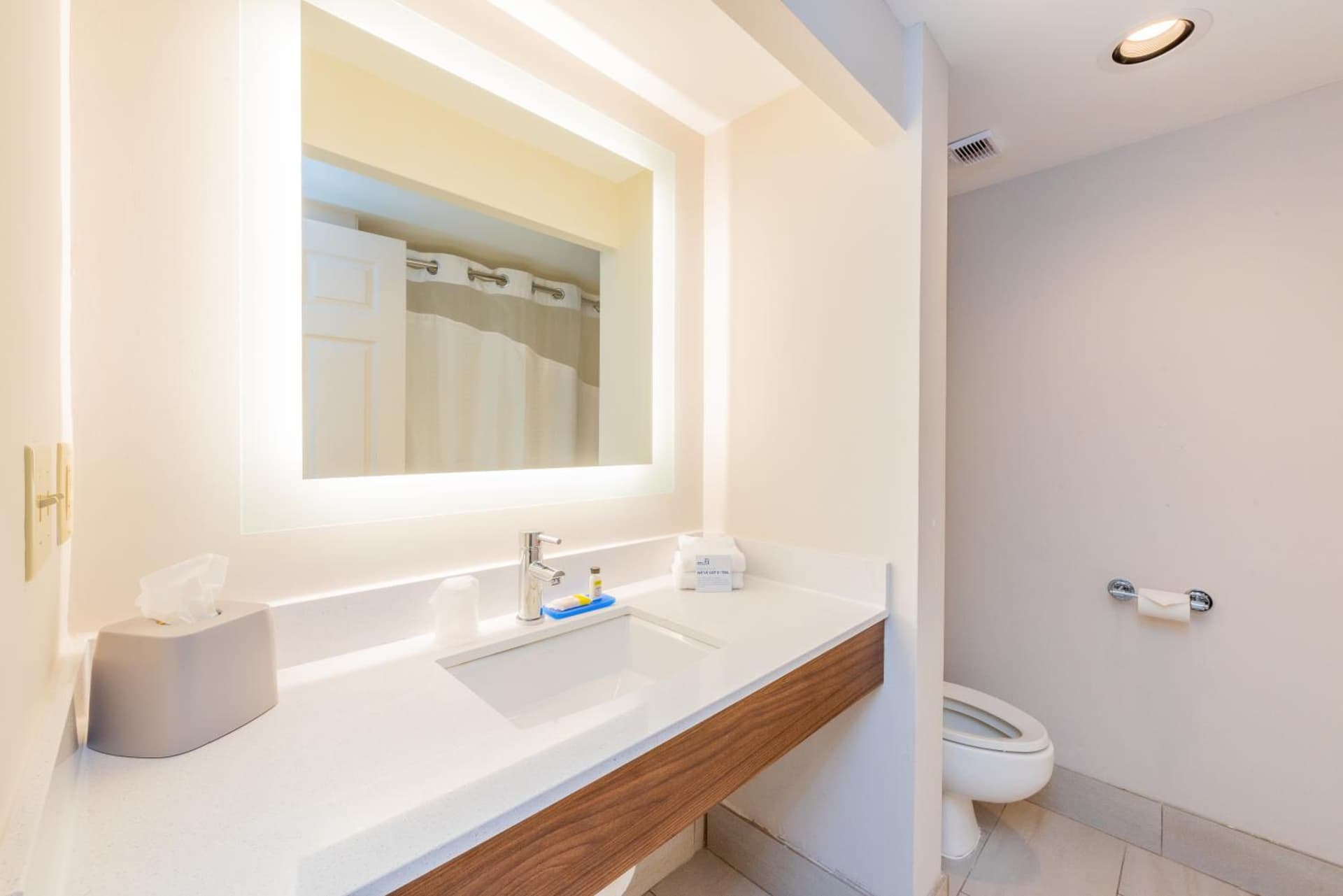 Holiday Inn Express Hotel & Suites Bradenton West by IHG gallery photo in Bradenton, FL — image 40