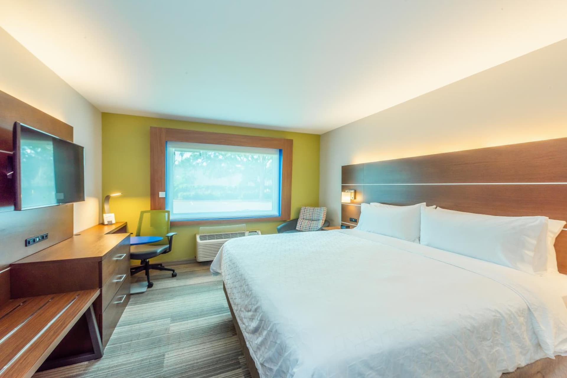 Holiday Inn Express Hotel & Suites Bradenton West by IHG gallery photo in Bradenton, FL — image 14