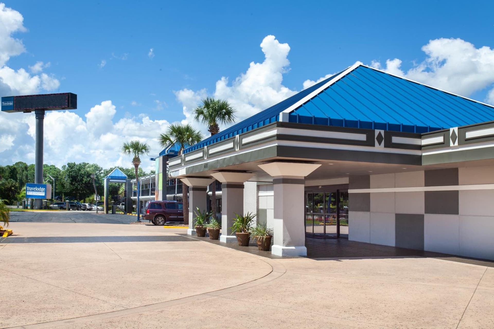 Travelodge by Wyndham Deltona interior in Deltona, FL — gallery photo 2