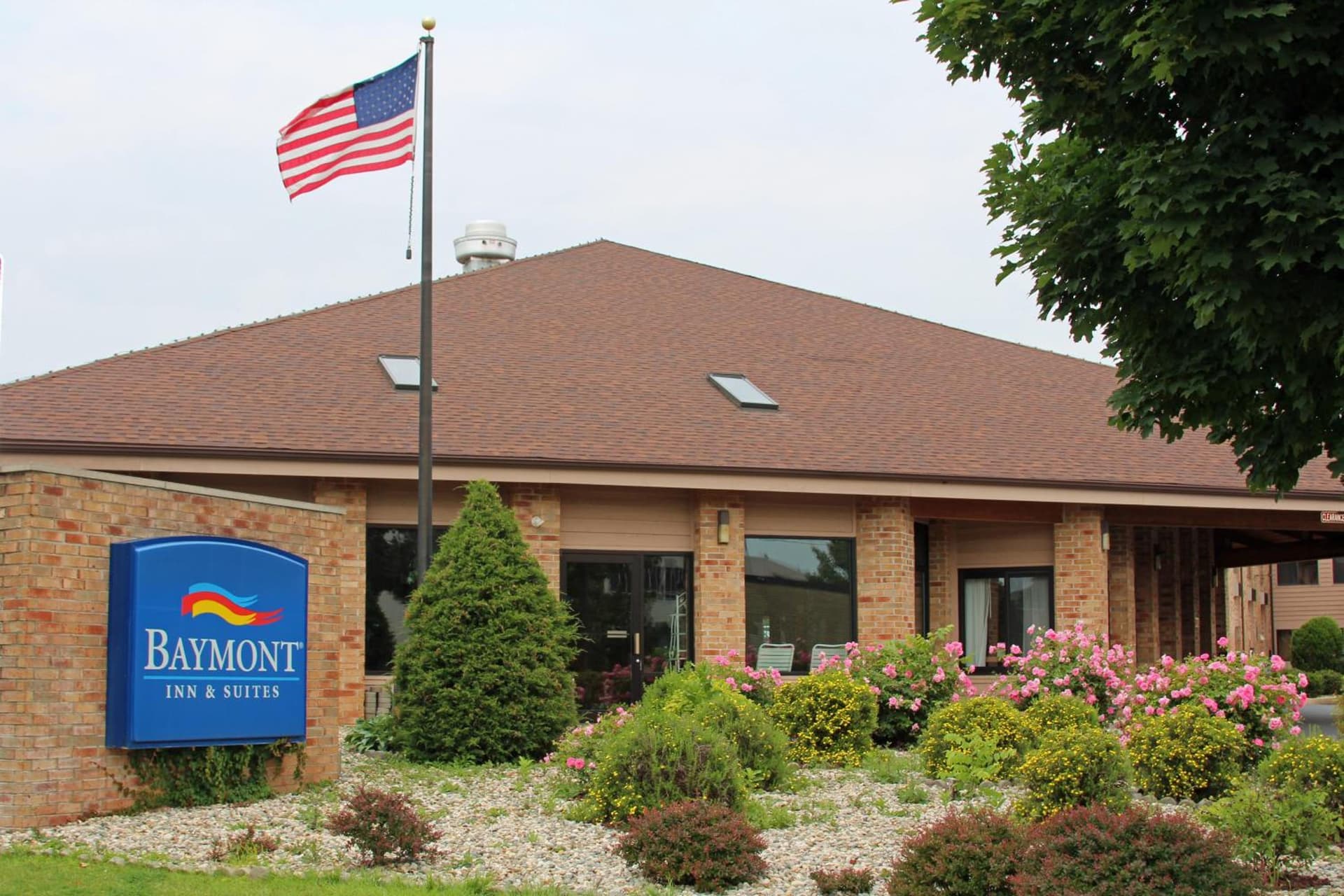 Baymont by Wyndham Battle Creek Downtown interior in Battle Creek, MI — gallery photo 2