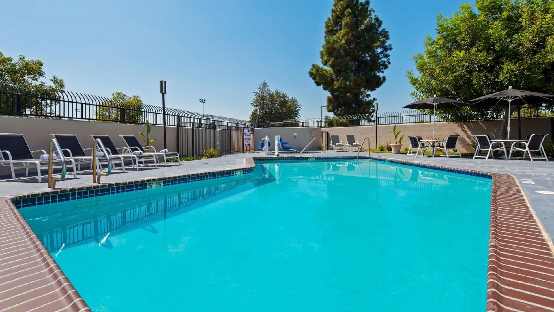 Placentia - Anaheim Orange County Hotel interior in Placentia, CA — gallery photo 2
