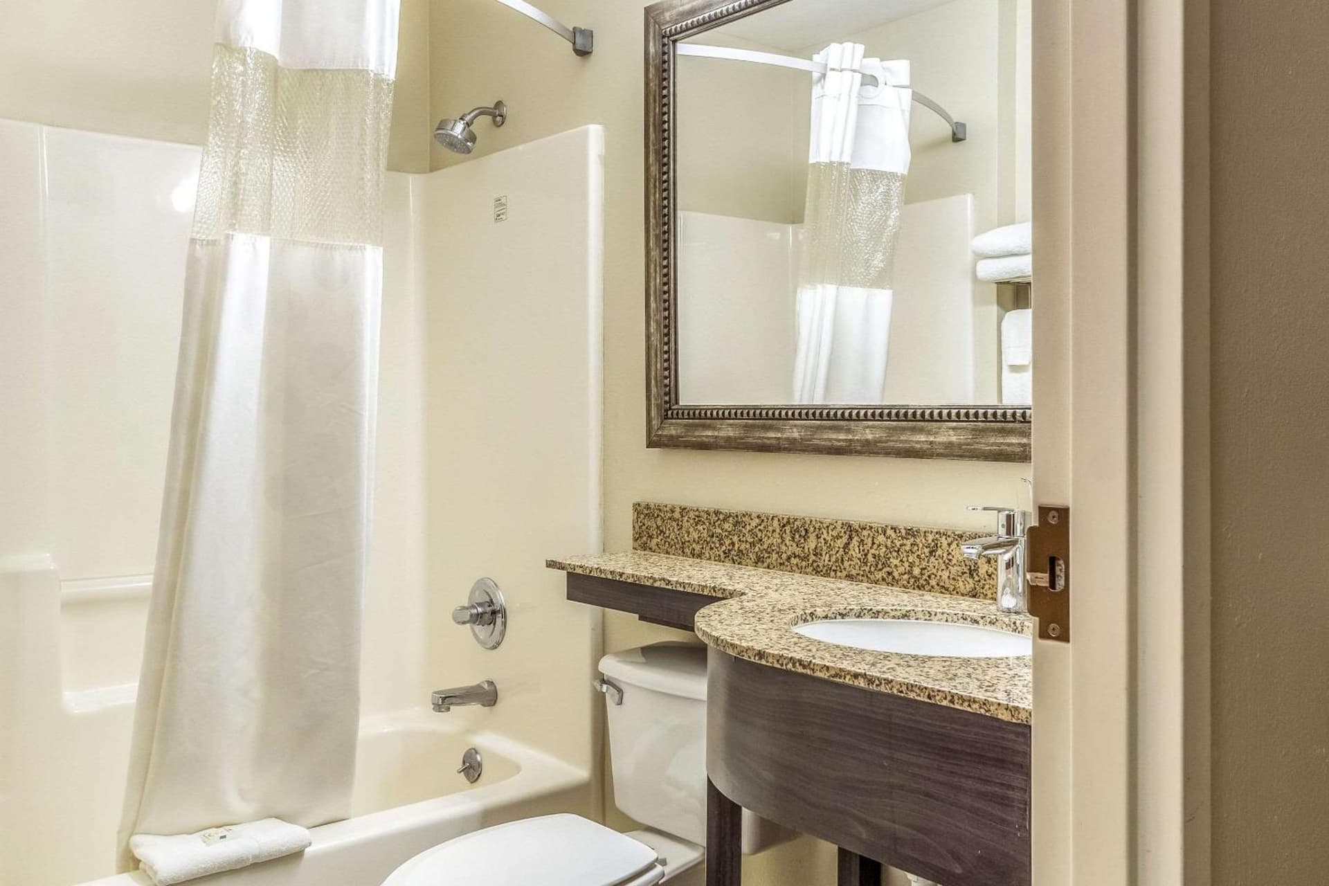 Quality Inn & Suites North Lima - Boardman gallery photo in North Lima, OH — image 17