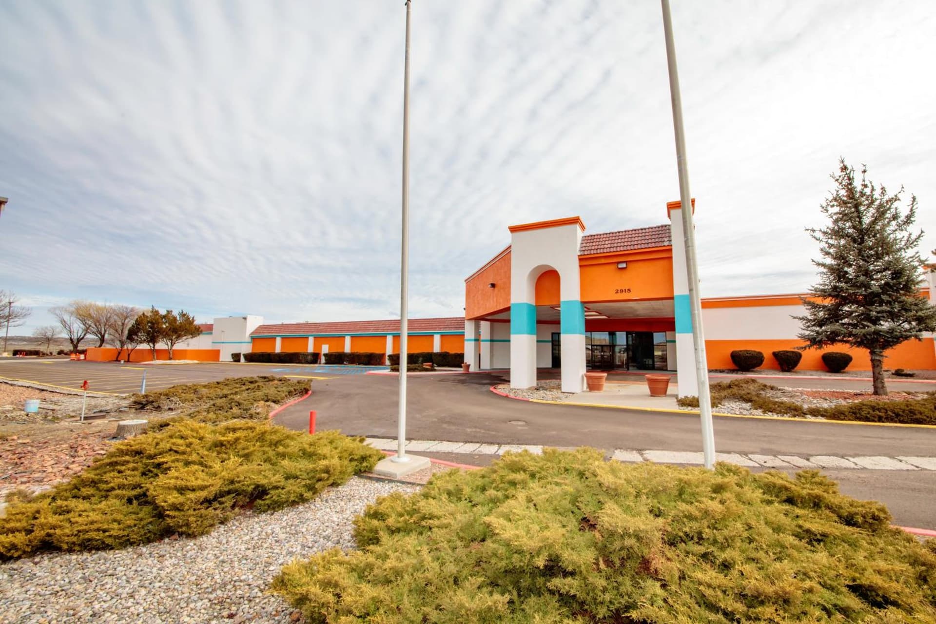 Howard Johnson by Wyndham Gallup interior in Gallup, NM — gallery photo 2