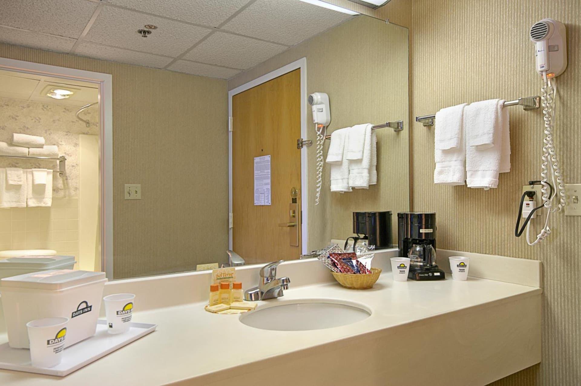 Days Inn by Wyndham Reading Wyomissing gallery photo in Reading, PA — image 4