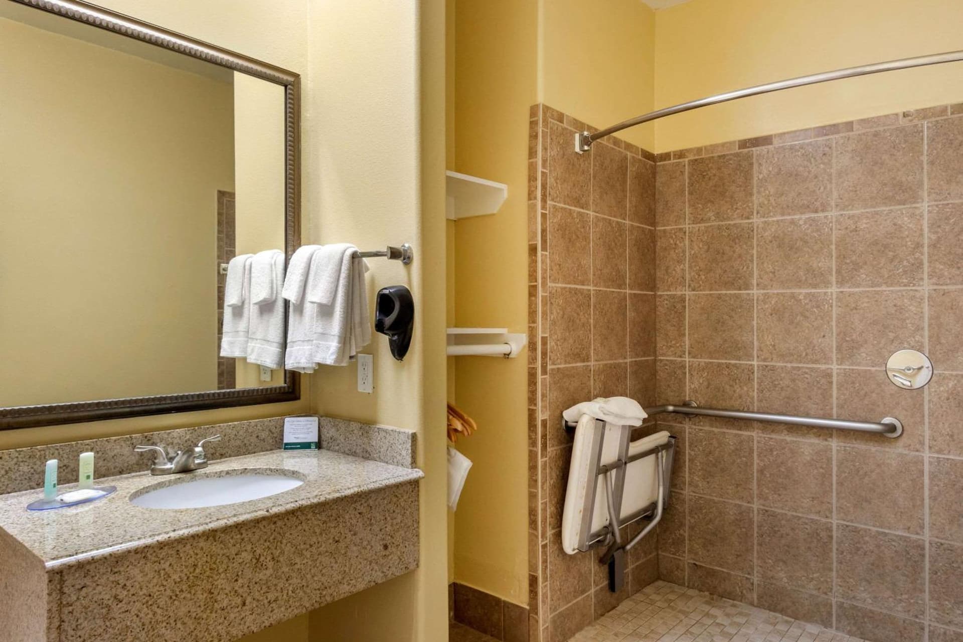 Quality Inn & Suites at The Outlets Mercedes-Weslaco gallery photo in Mercedes, TX — image 10