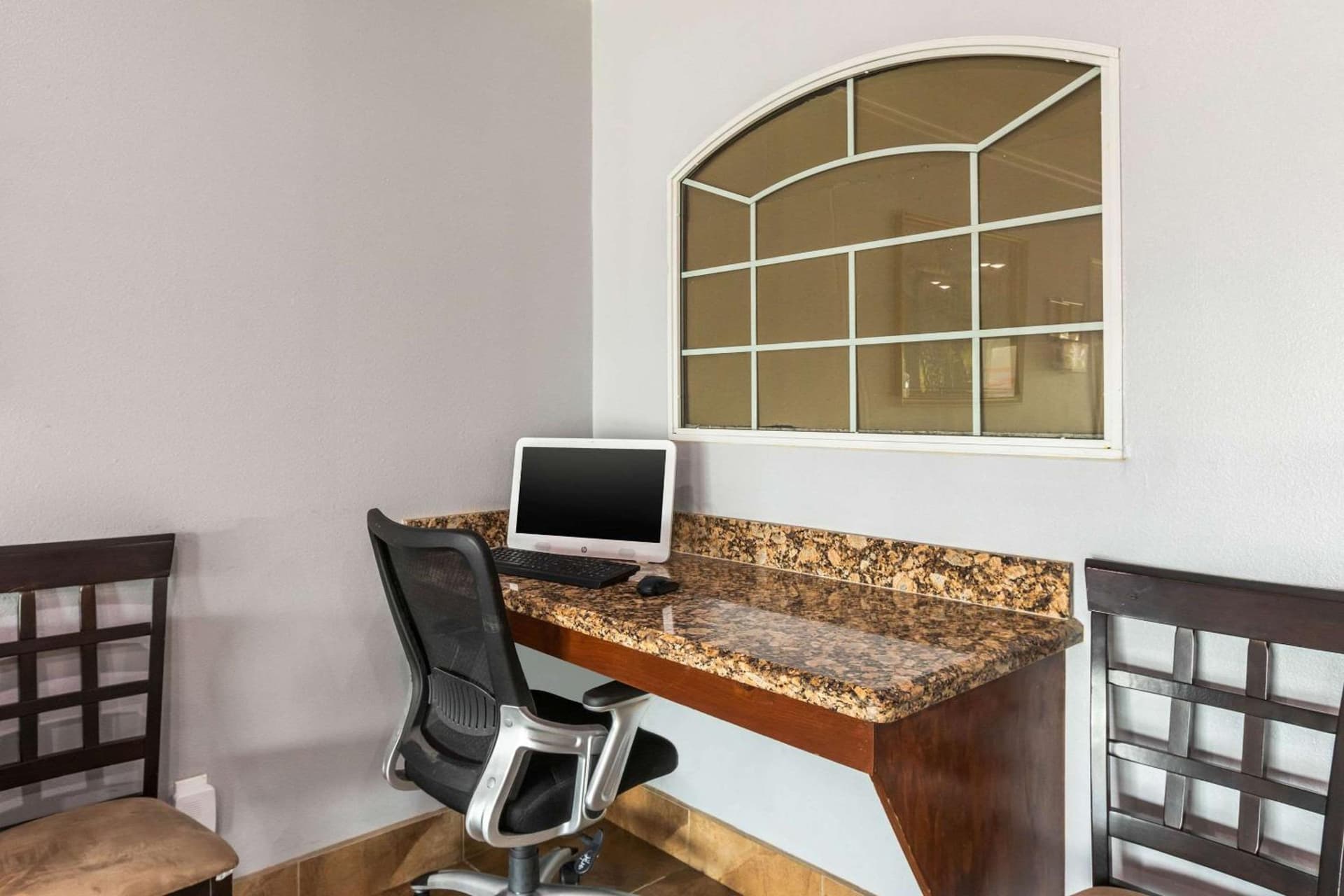 Quality Inn & Suites at The Outlets Mercedes-Weslaco gallery photo in Mercedes, TX — image 6
